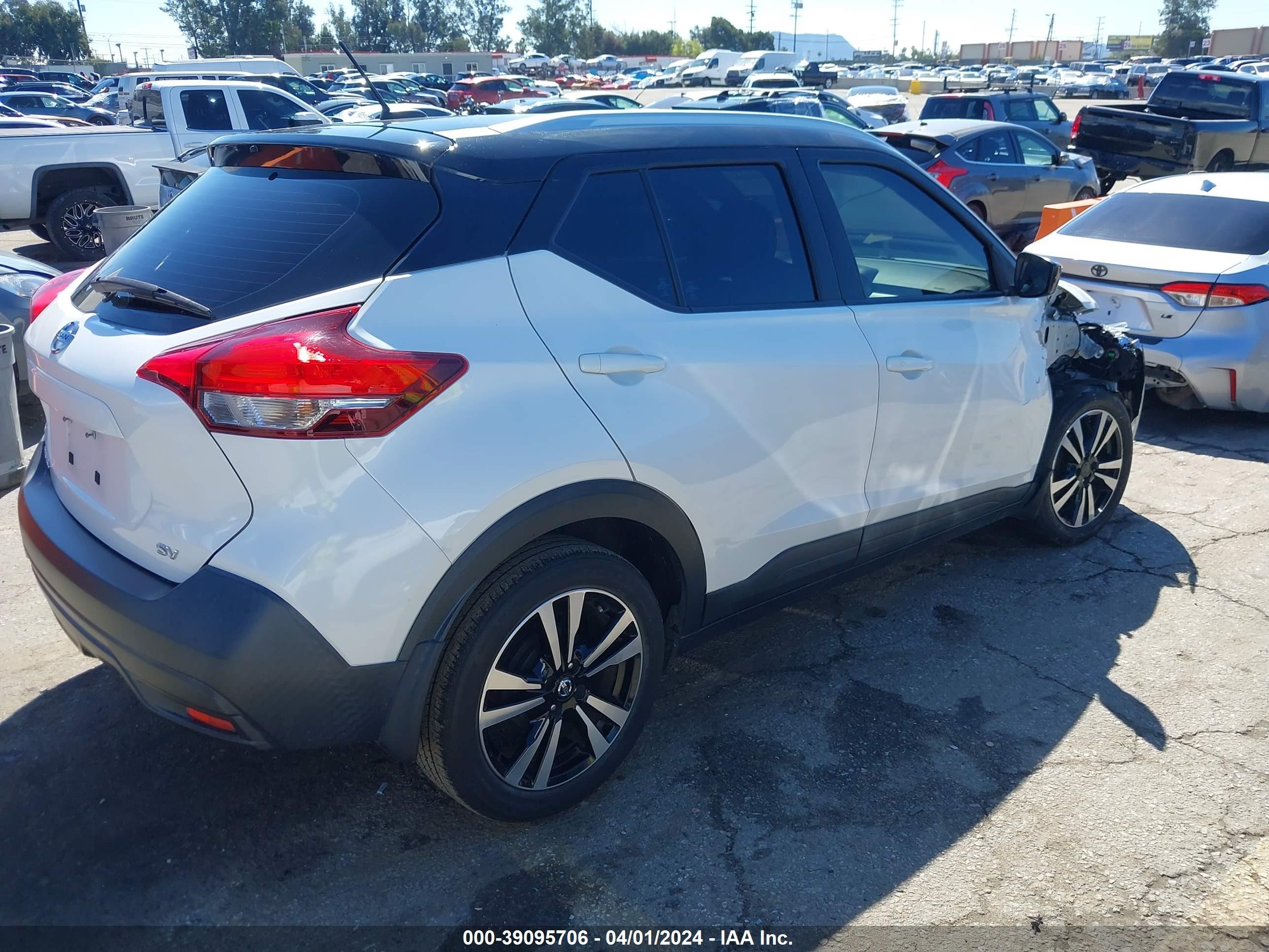 Photo 3 VIN: 3N1CP5CU4KL565204 - NISSAN KICKS 