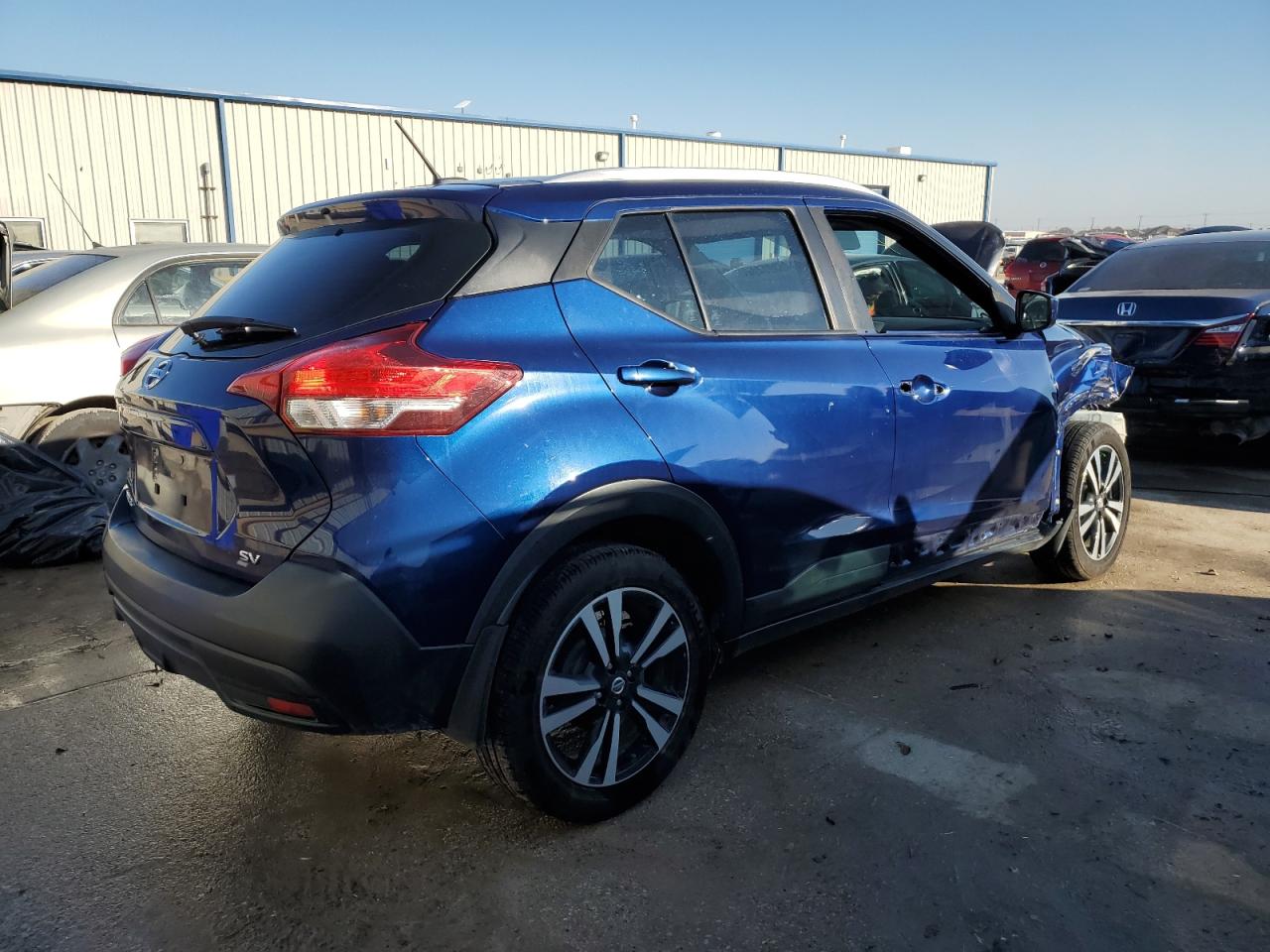 Photo 2 VIN: 3N1CP5CU5JL505771 - NISSAN KICKS 