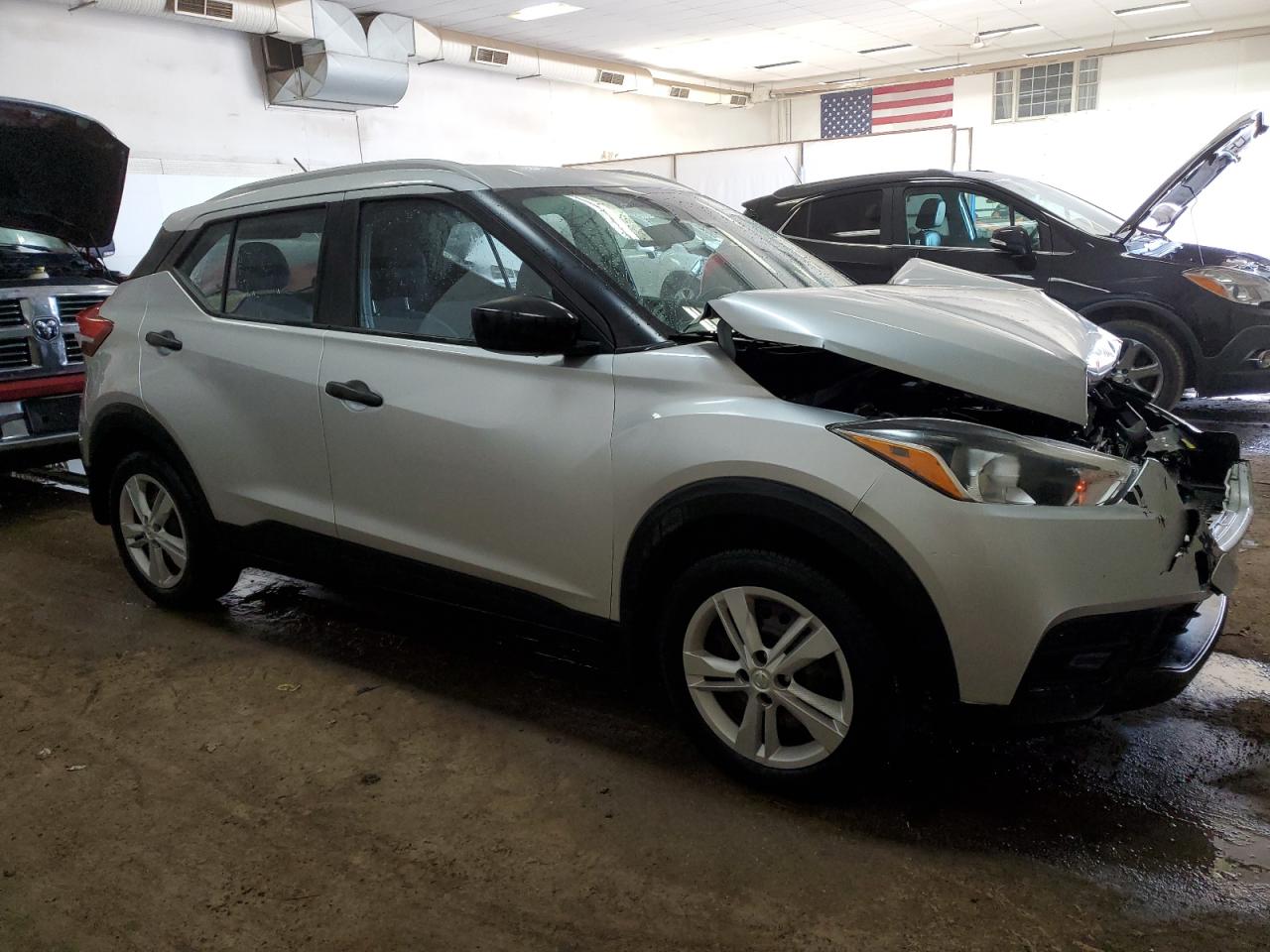 Photo 3 VIN: 3N1CP5CU5JL525339 - NISSAN KICKS 