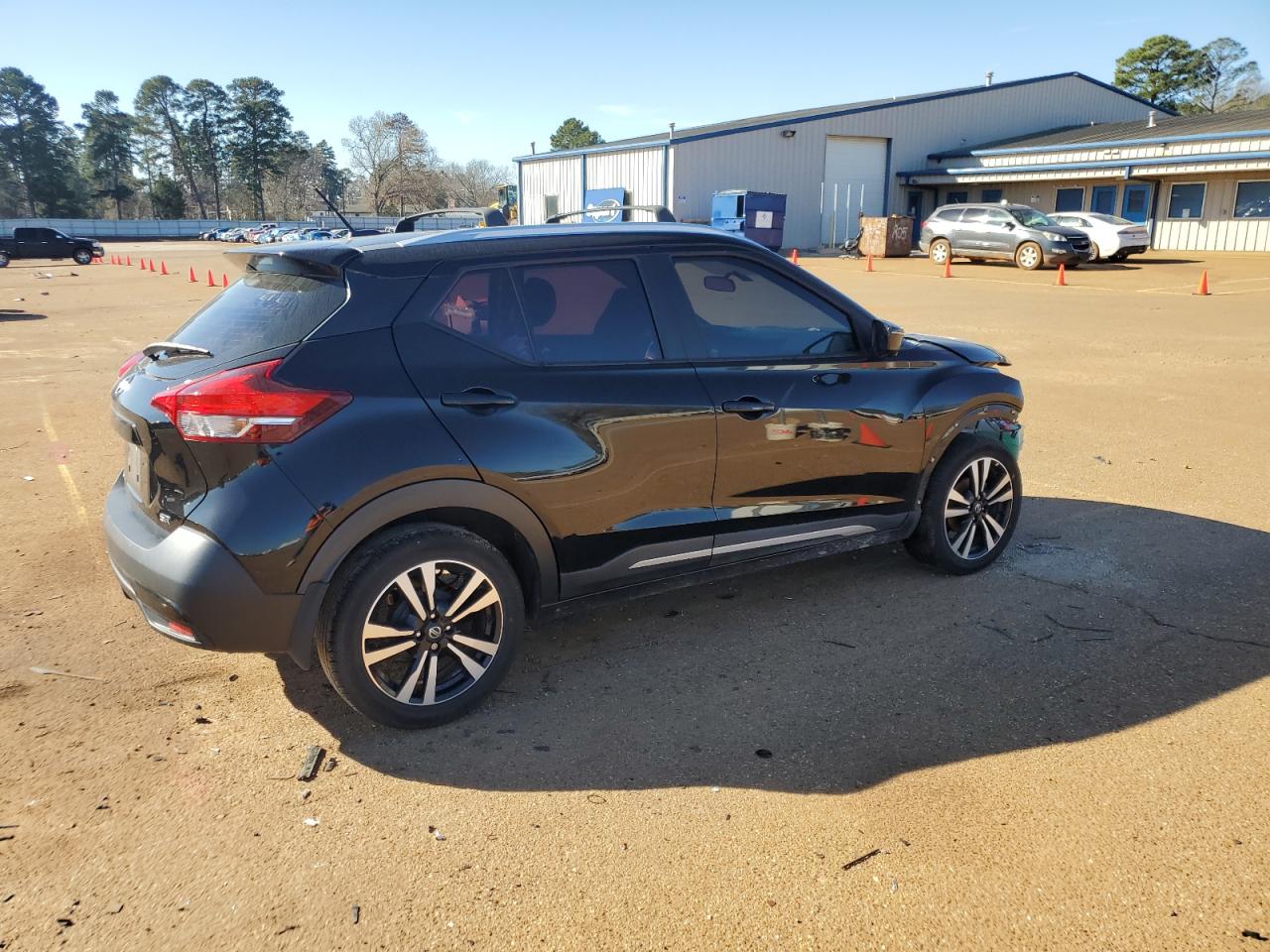 Photo 2 VIN: 3N1CP5CU5JL536633 - NISSAN KICKS 