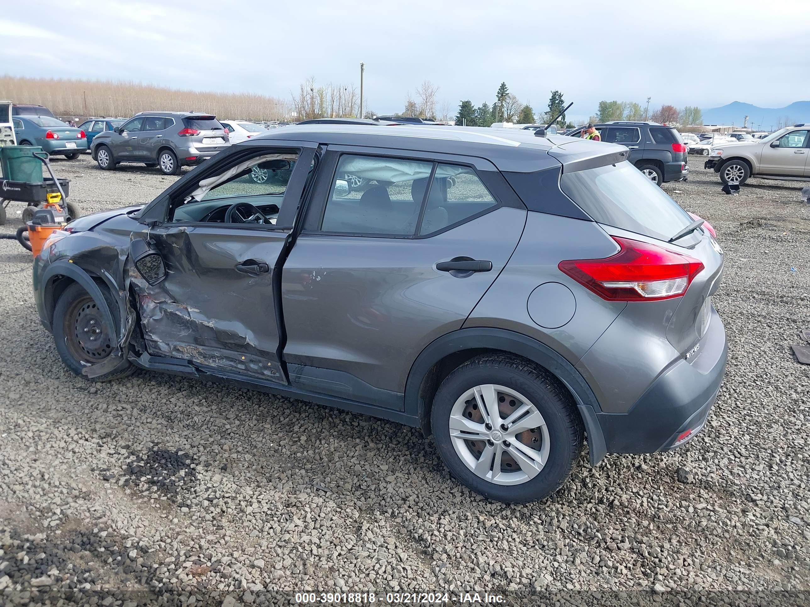 Photo 2 VIN: 3N1CP5CU5JL543968 - NISSAN KICKS 