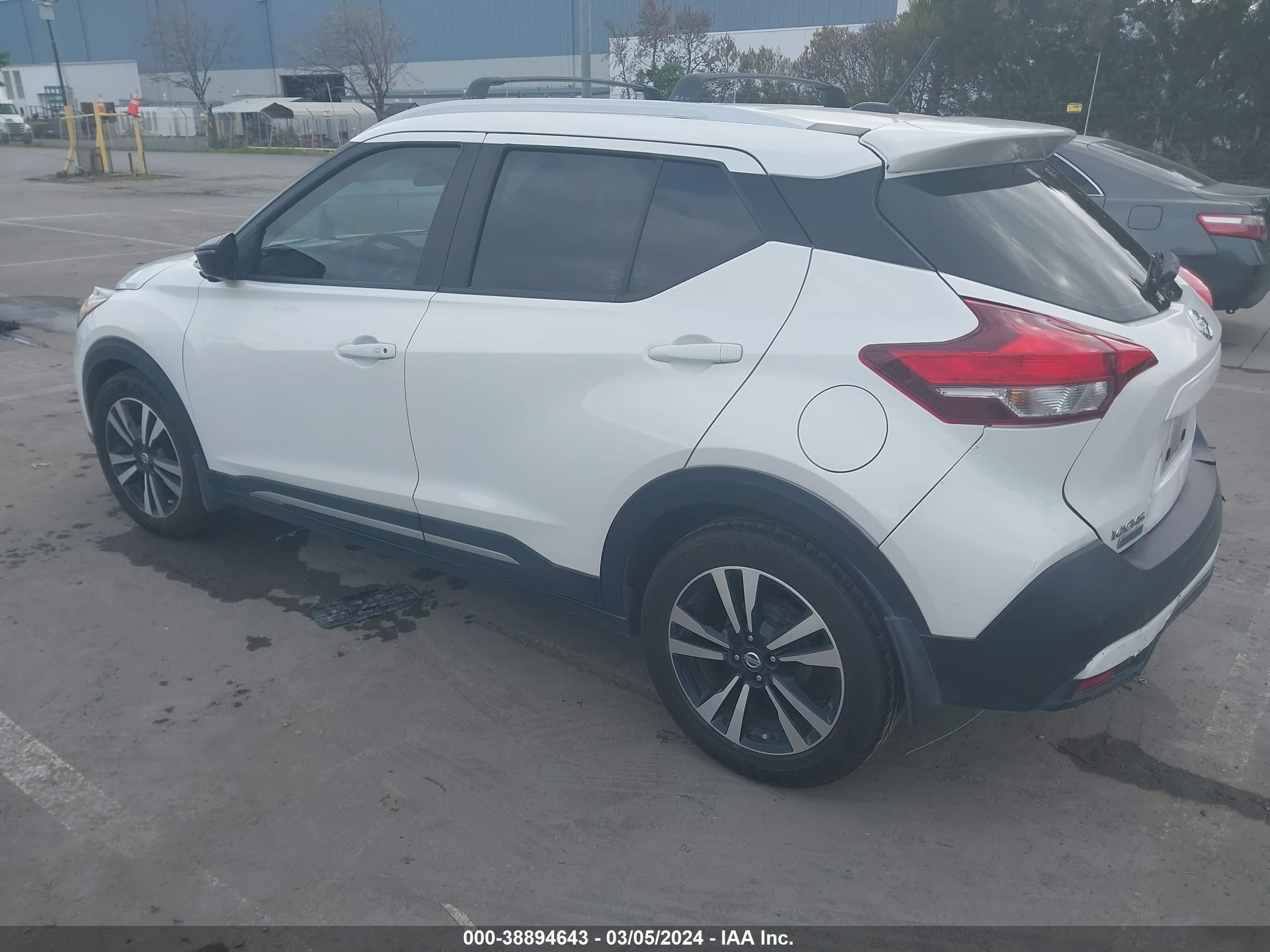 Photo 2 VIN: 3N1CP5CU6JL514155 - NISSAN KICKS 