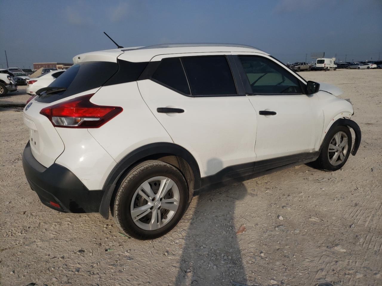 Photo 2 VIN: 3N1CP5CU6JL545261 - NISSAN KICKS 