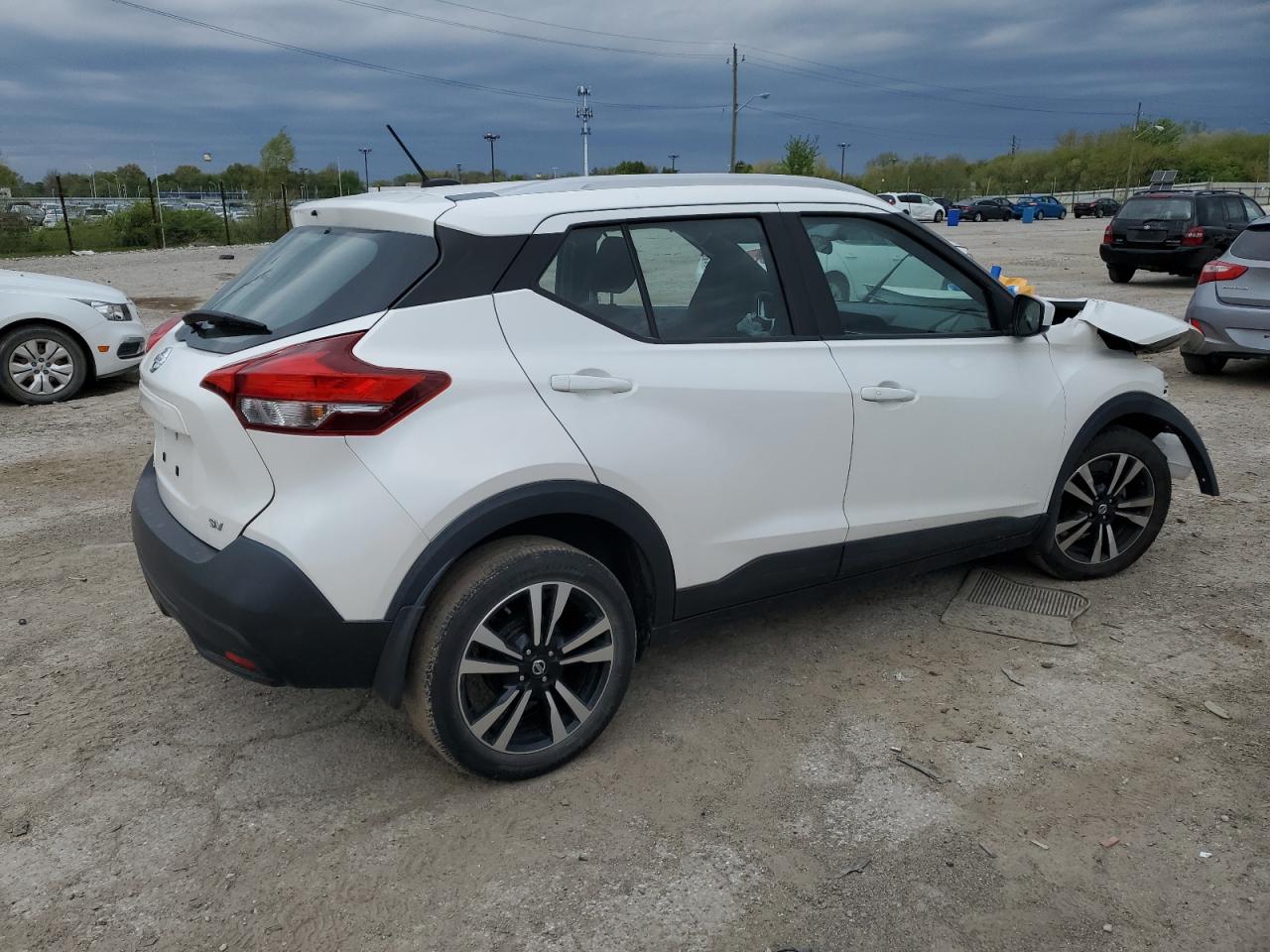 Photo 2 VIN: 3N1CP5CU7JL522720 - NISSAN KICKS 