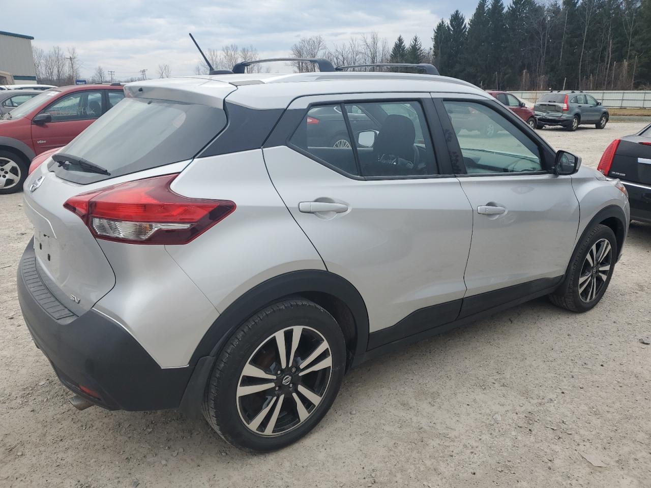 Photo 2 VIN: 3N1CP5CU7JL529683 - NISSAN KICKS 