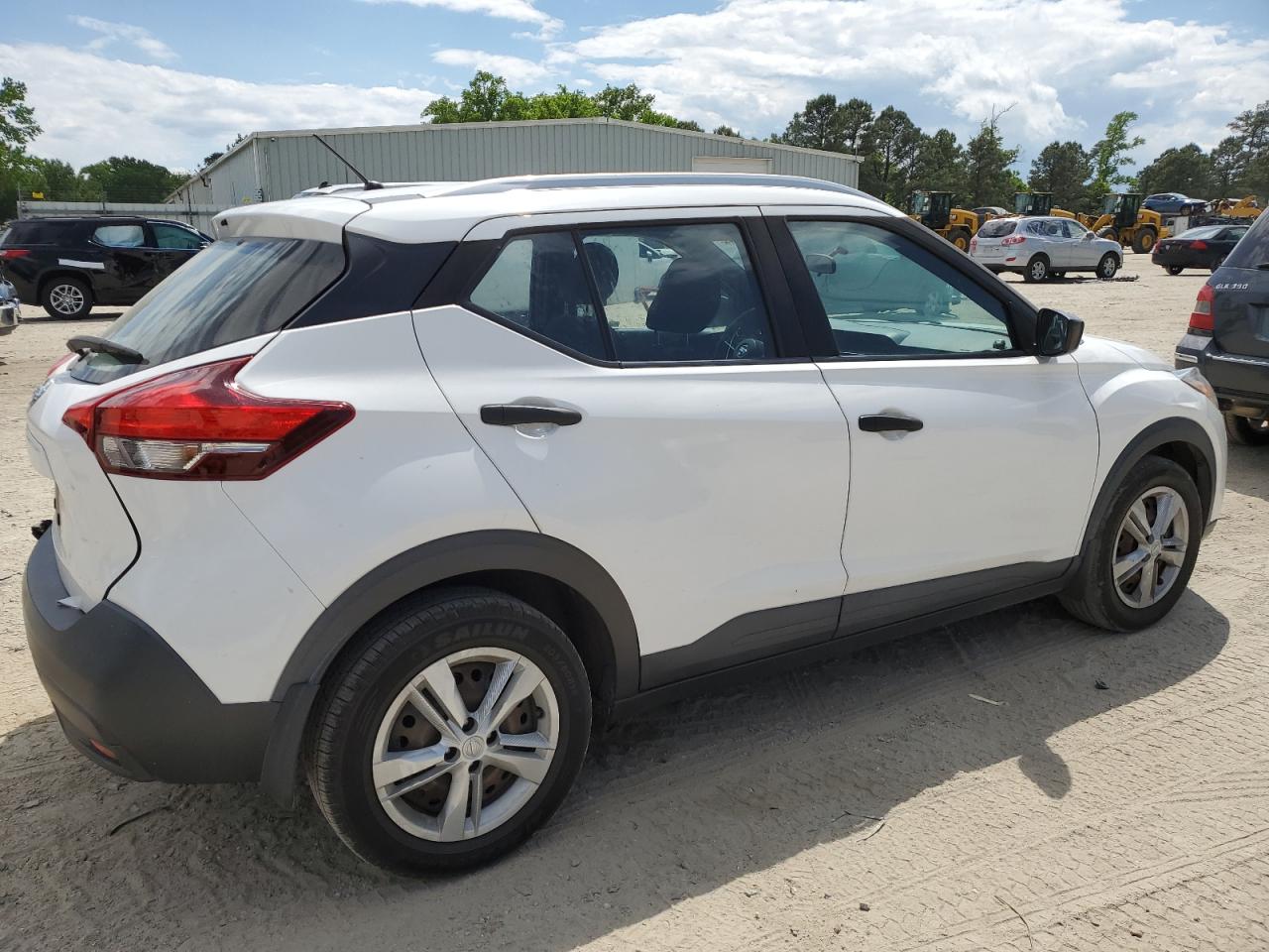 Photo 2 VIN: 3N1CP5CU7JL535533 - NISSAN KICKS 