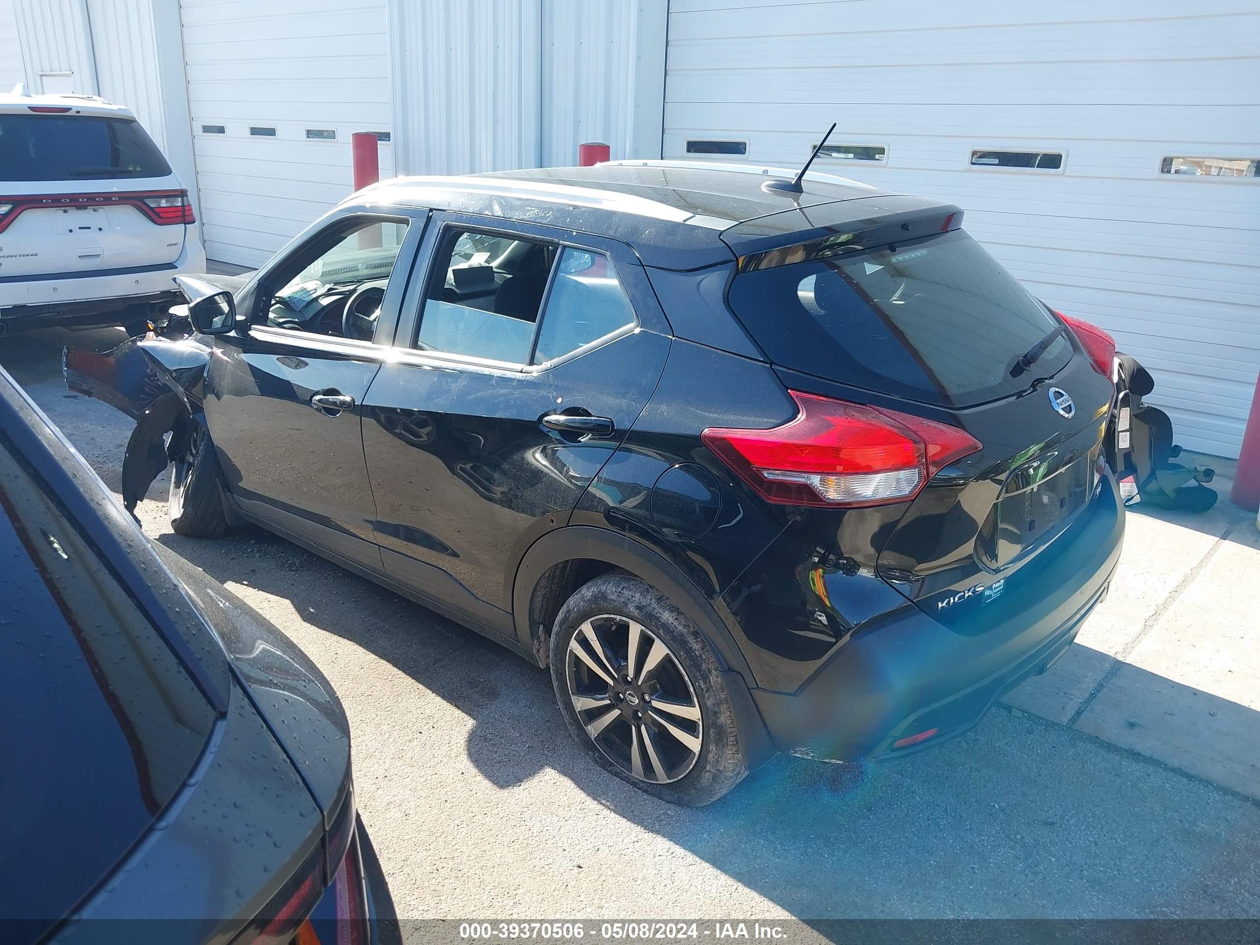 Photo 2 VIN: 3N1CP5CU8JL505828 - NISSAN KICKS 