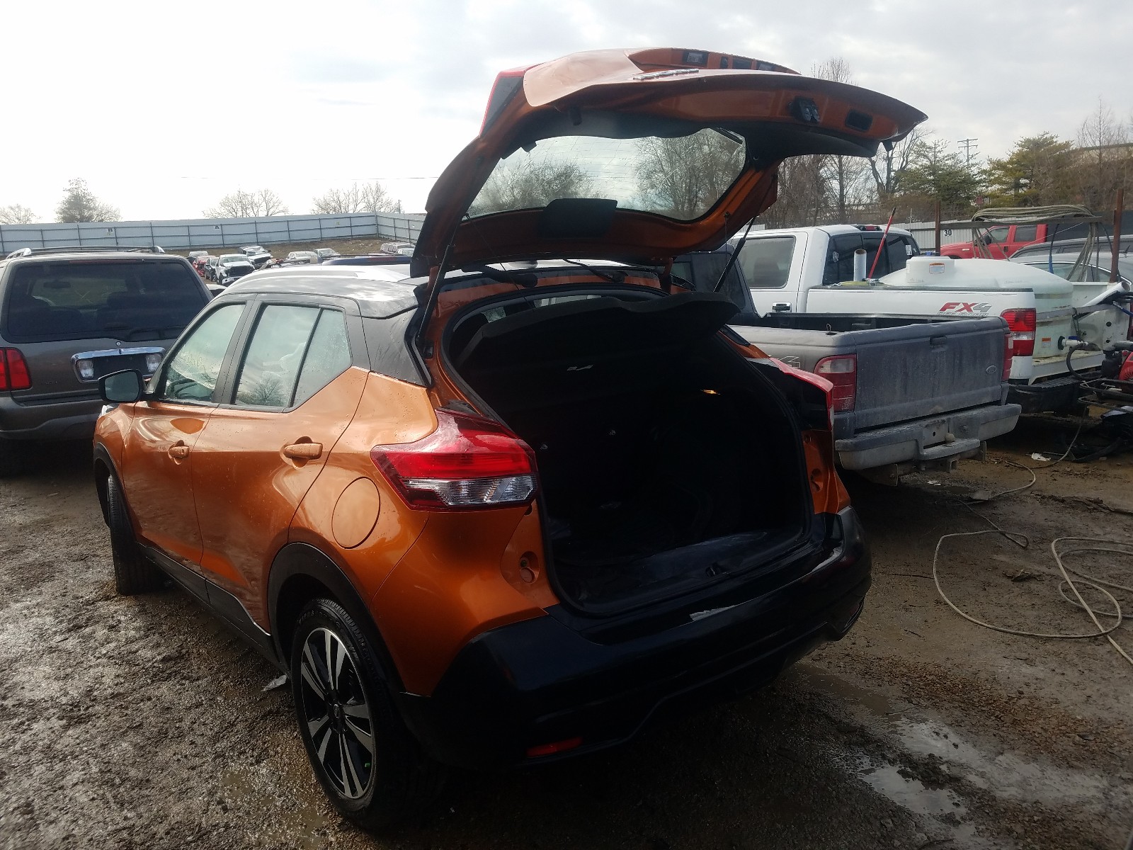 Photo 2 VIN: 3N1CP5CU8JL525254 - NISSAN KICKS S 