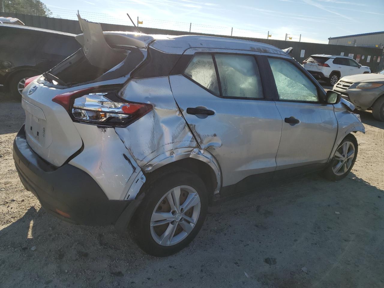 Photo 2 VIN: 3N1CP5CU8JL531488 - NISSAN KICKS 