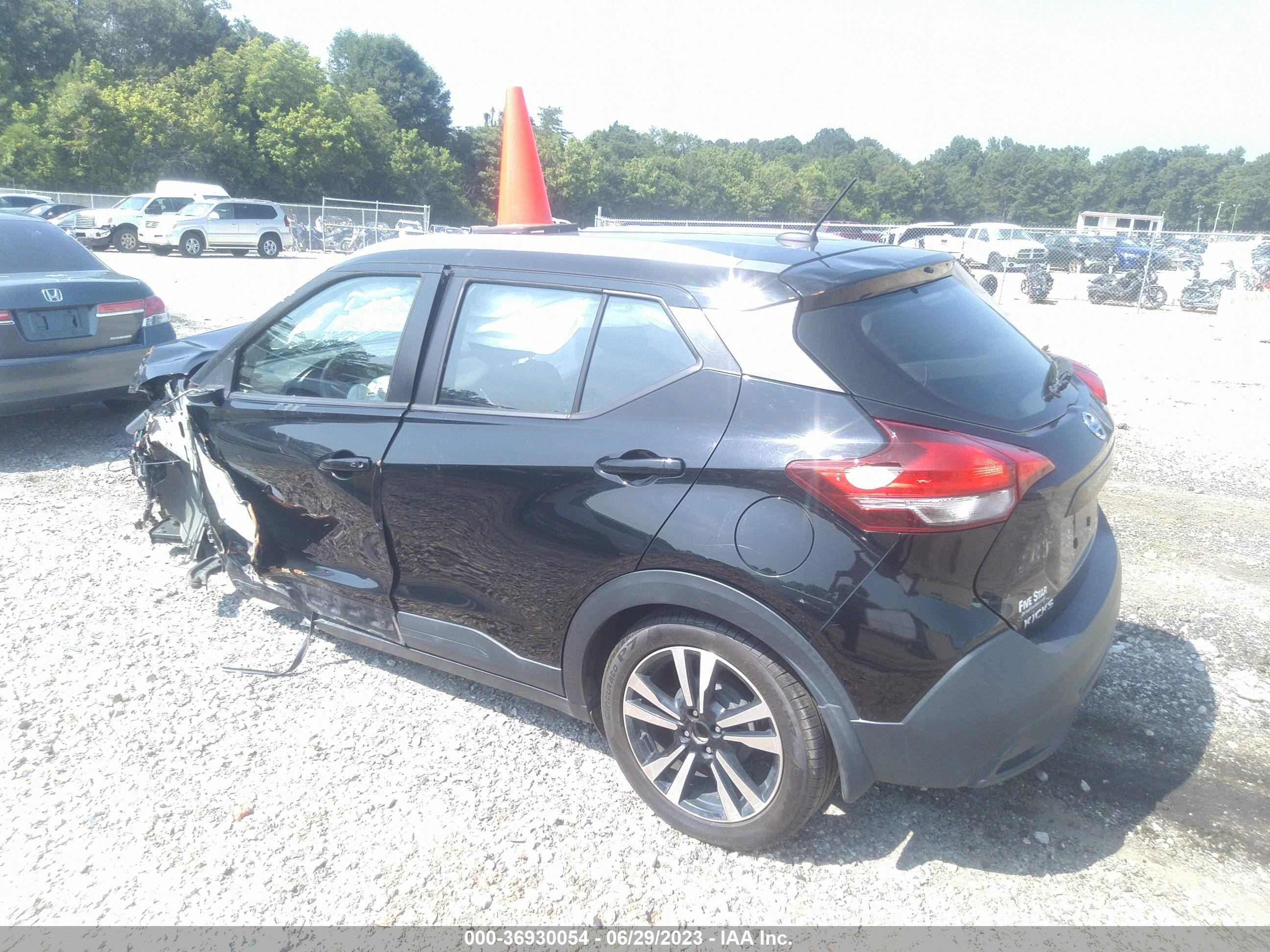 Photo 2 VIN: 3N1CP5CU9JL537526 - NISSAN KICKS 