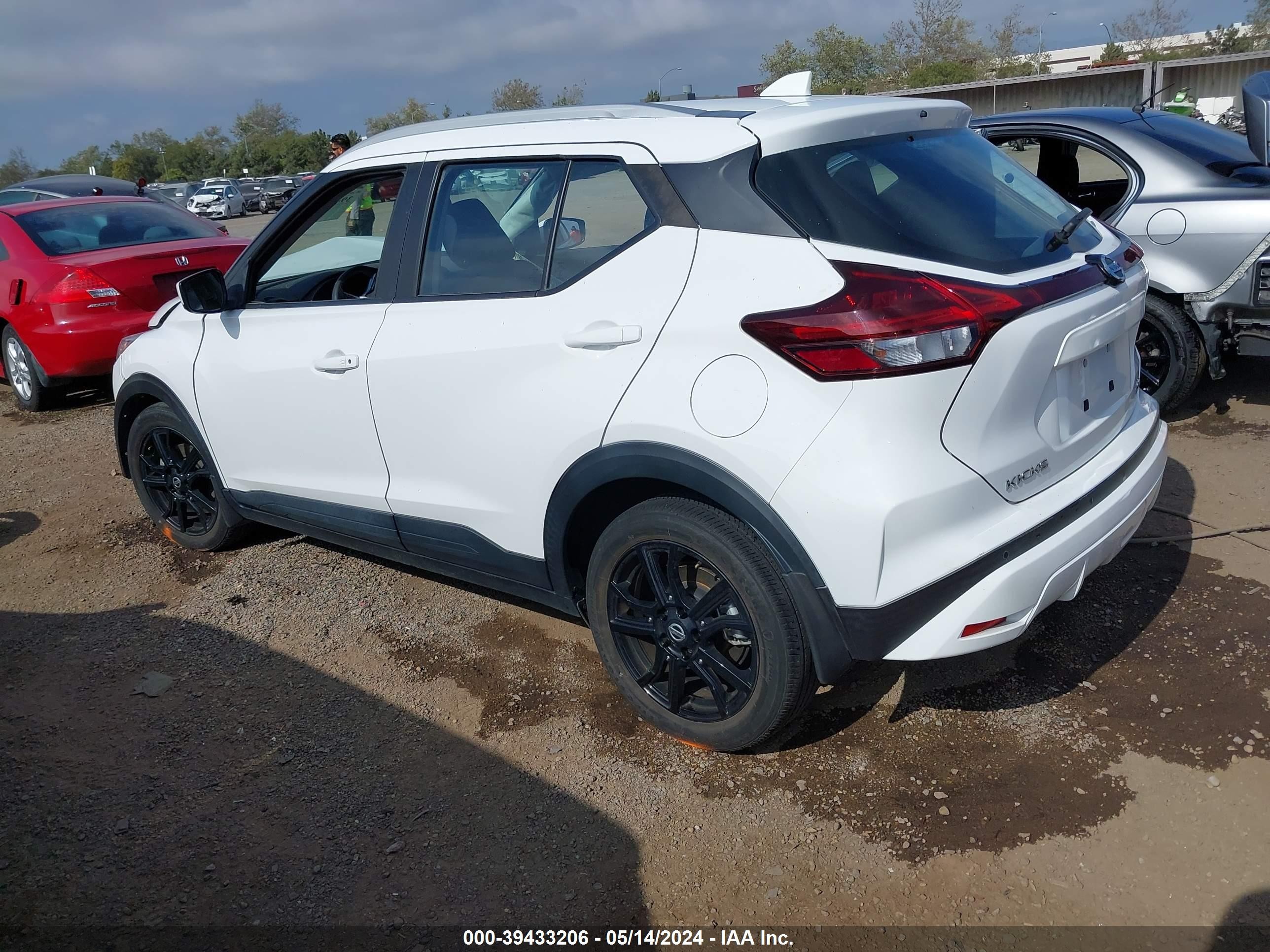 Photo 2 VIN: 3N1CP5CV6ML565345 - NISSAN KICKS 