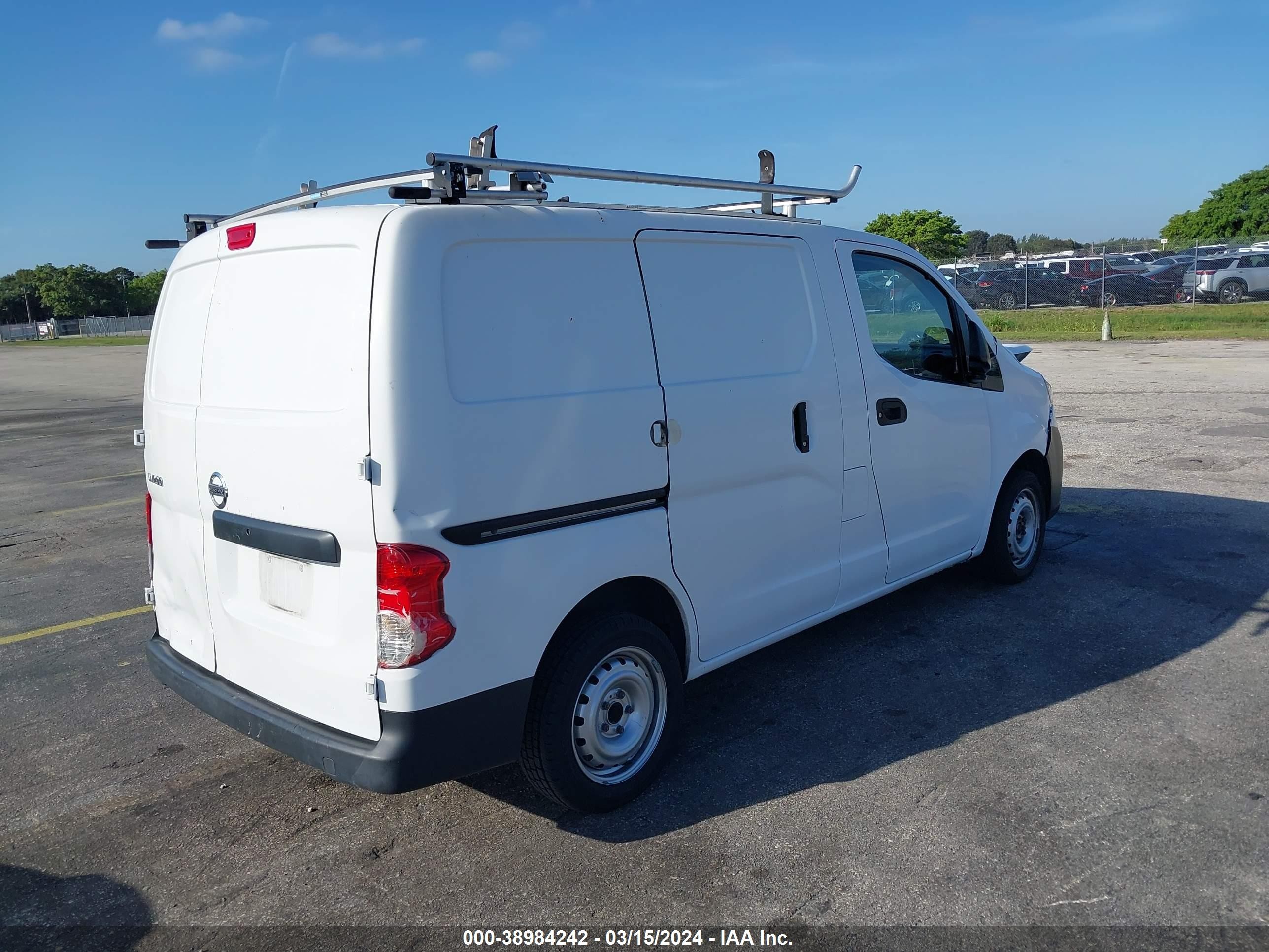 Photo 3 VIN: 3N6CM0KN6JK692332 - NISSAN NV200 