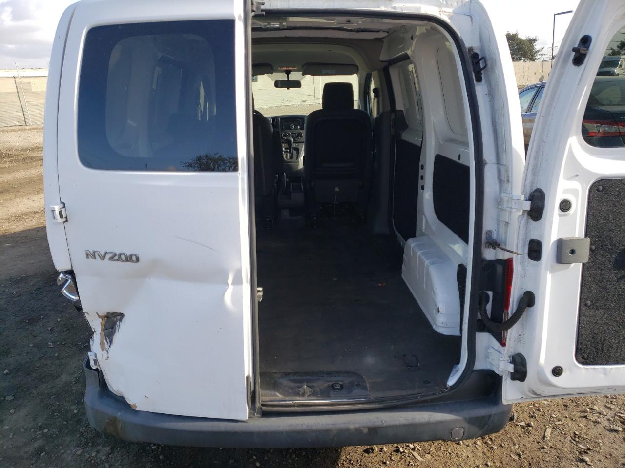 Photo 9 VIN: 3N6CM0KN8FK735303 - NISSAN NV 