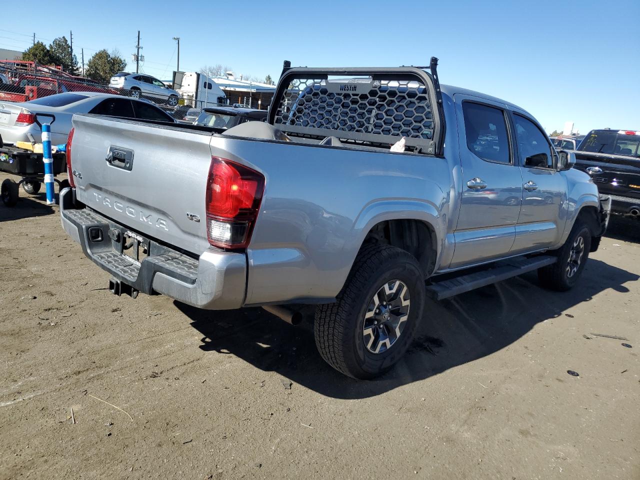 Photo 2 VIN: 3TMCZ5AN3JM142061 - TOYOTA TACOMA 