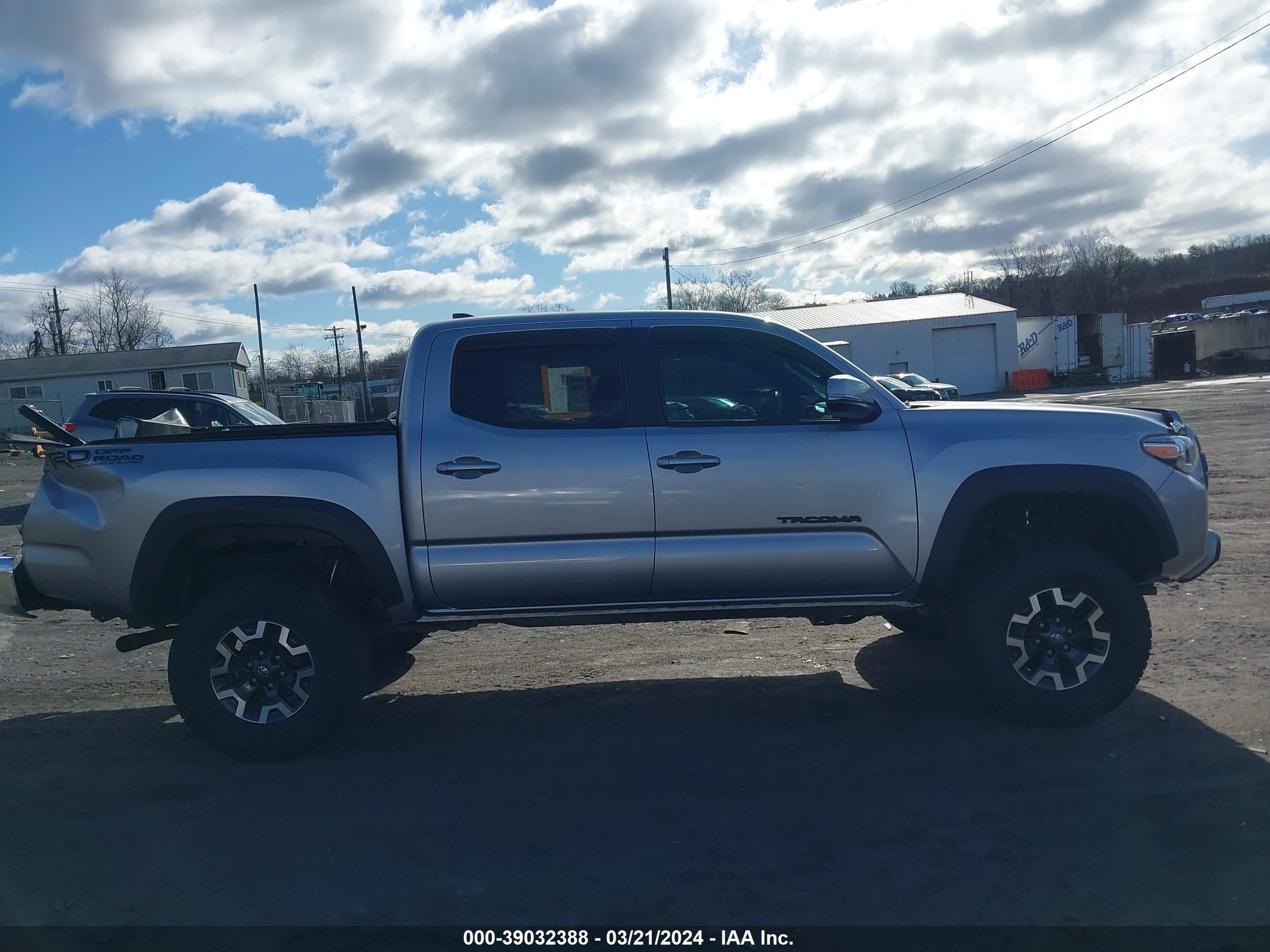 Photo 12 VIN: 3TMCZ5AN3JM183368 - TOYOTA TACOMA 