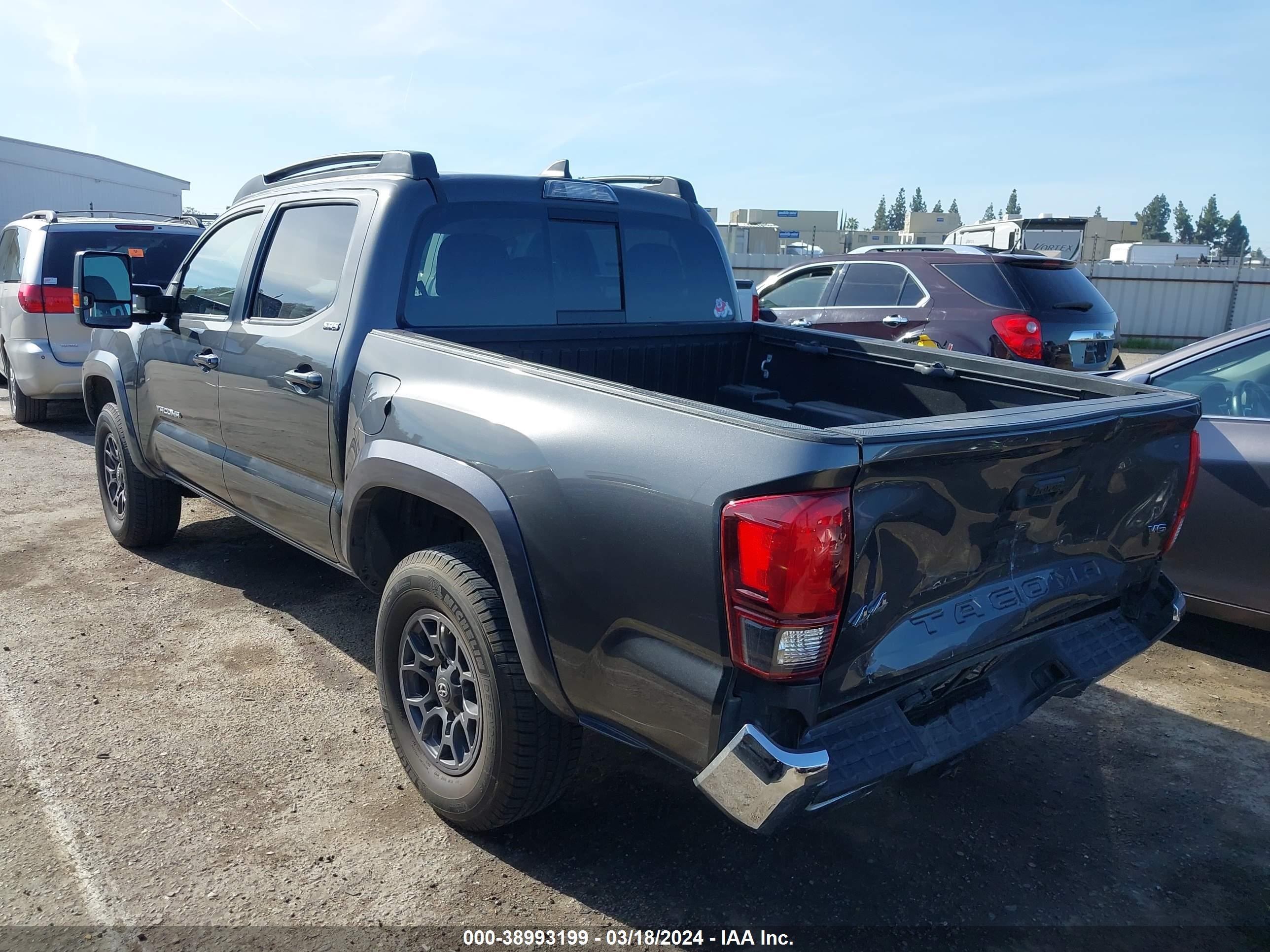 Photo 2 VIN: 3TMCZ5AN5JM122619 - TOYOTA TACOMA 