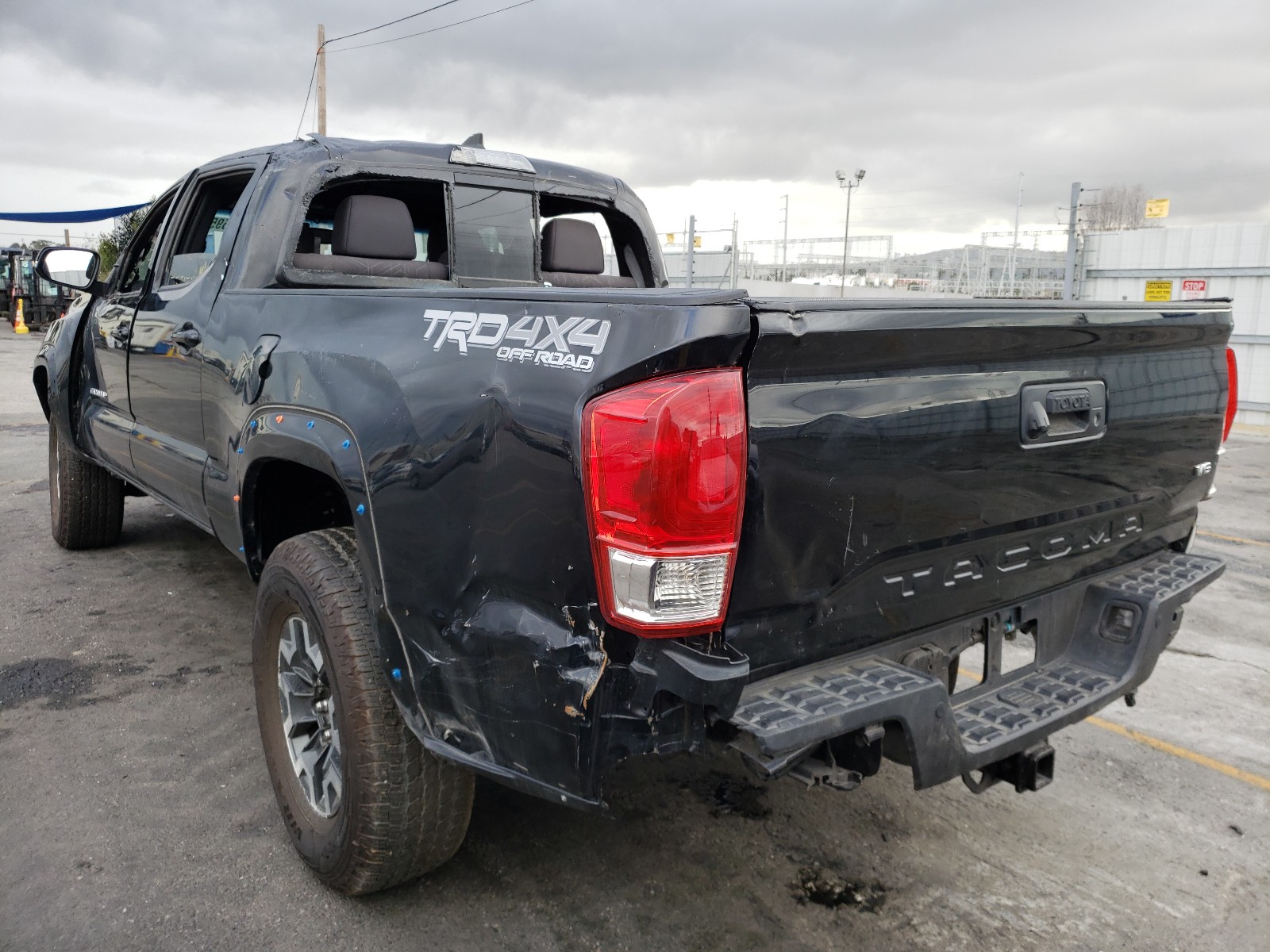 Photo 2 VIN: 3TMDZ5BN7KM057311 - TOYOTA TACOMA DOU 