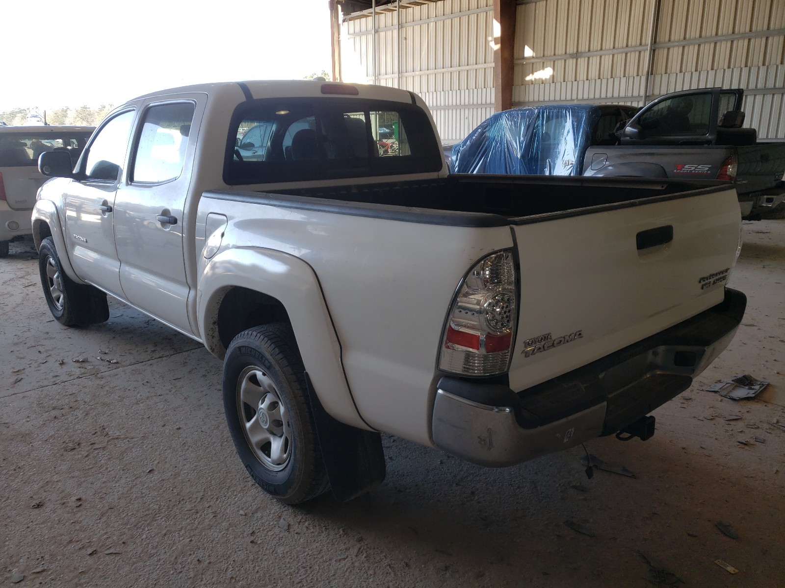 Photo 2 VIN: 3TMJU4GN3AM092267 - TOYOTA TACOMA DOU 