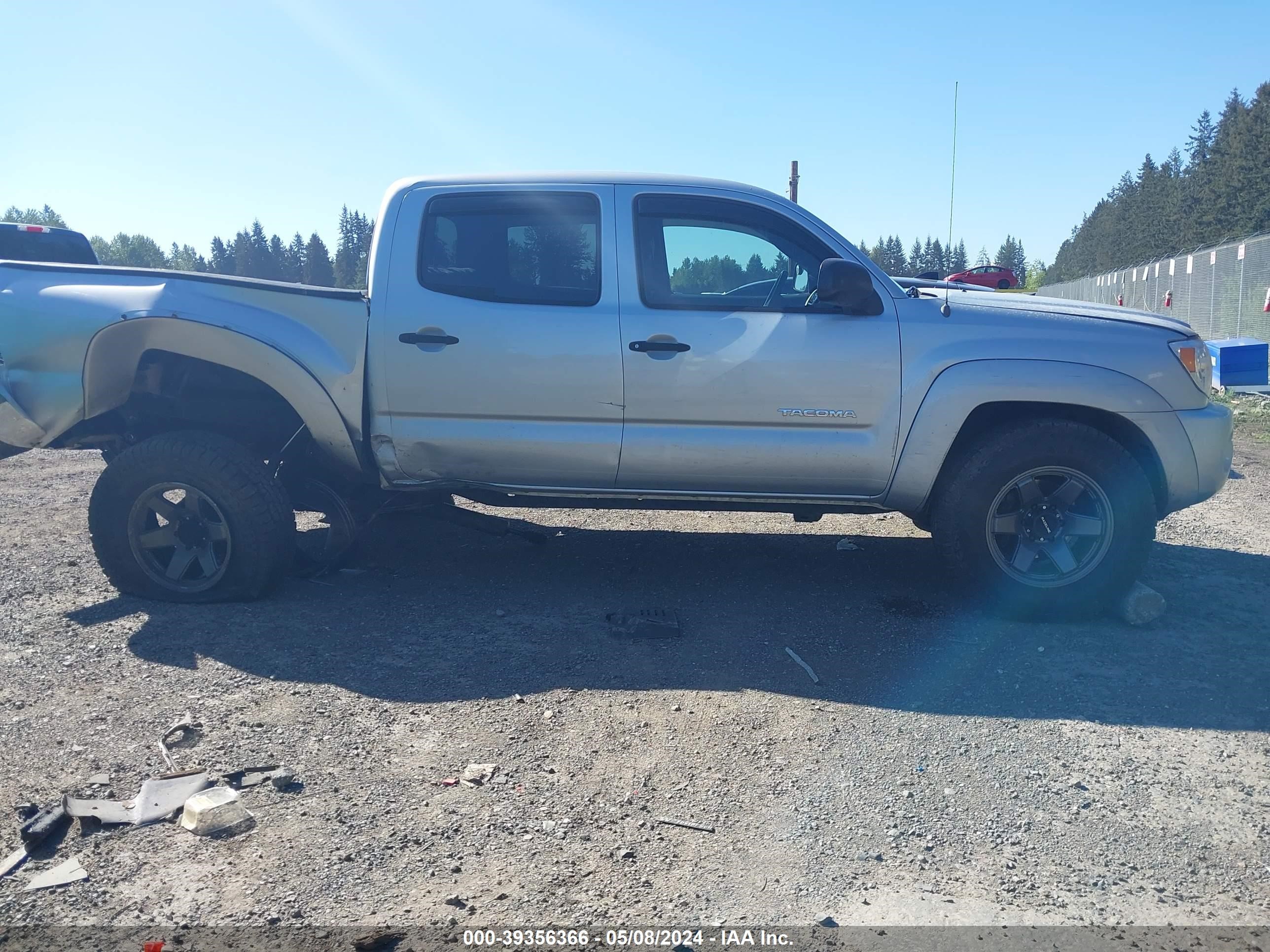 Photo 12 VIN: 3TMLU42N18M013947 - TOYOTA TACOMA 