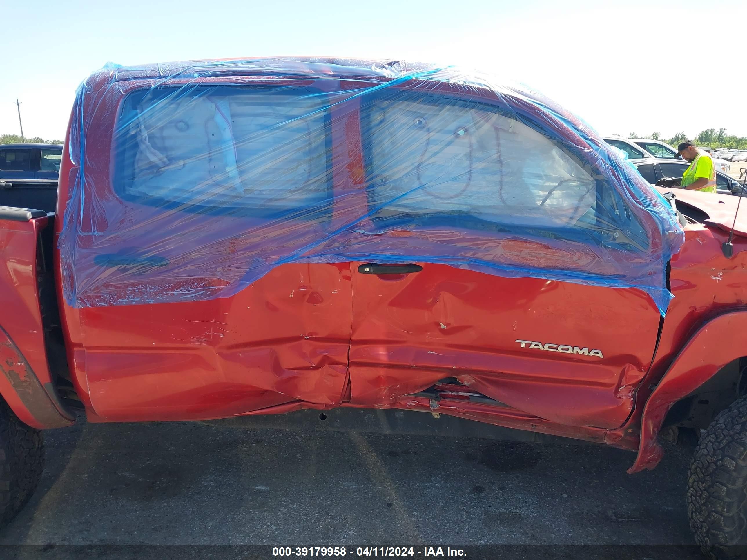 Photo 12 VIN: 3TMLU42N19M024707 - TOYOTA TACOMA 