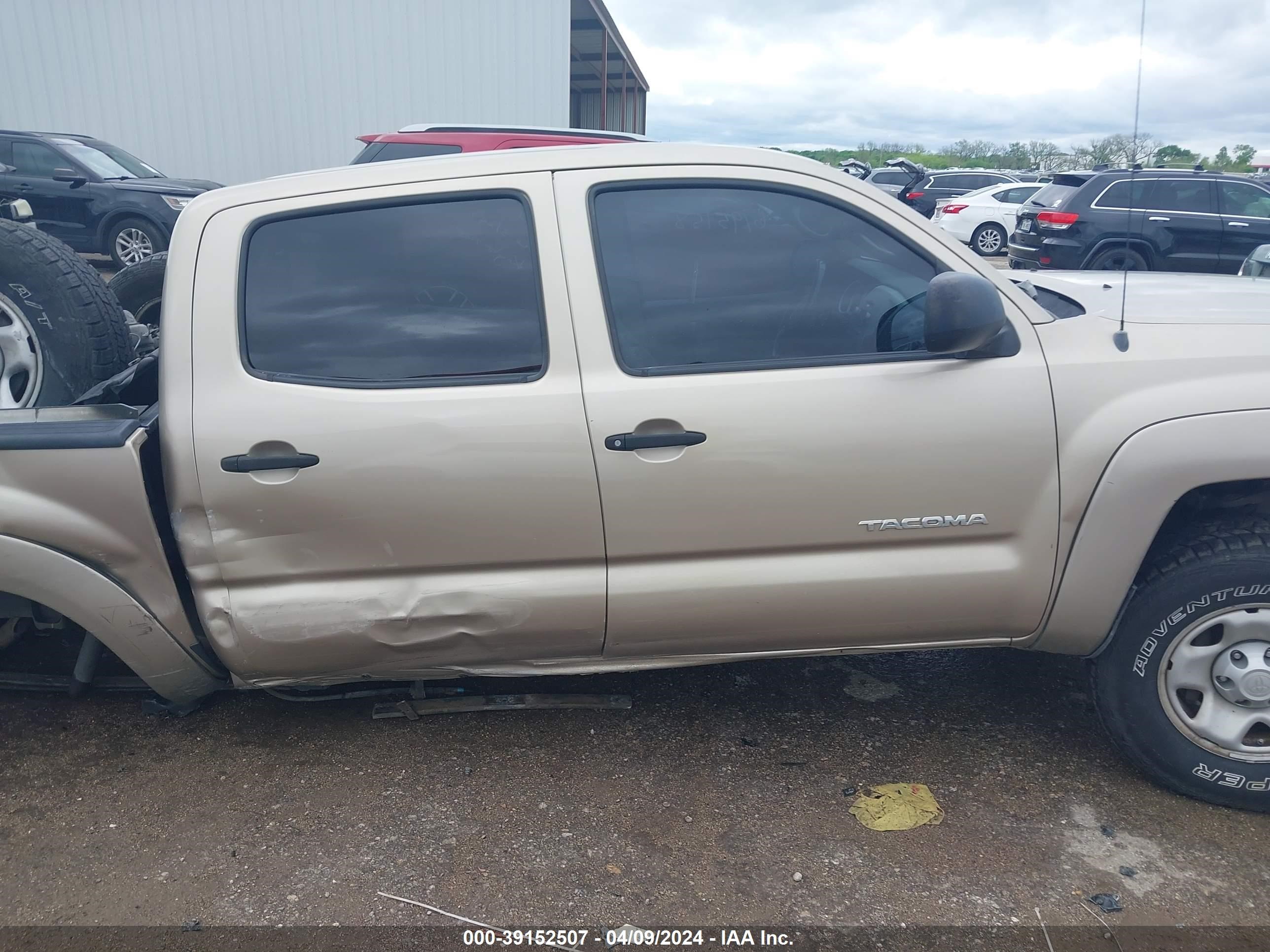 Photo 12 VIN: 3TMLU42N78M018974 - TOYOTA TACOMA 