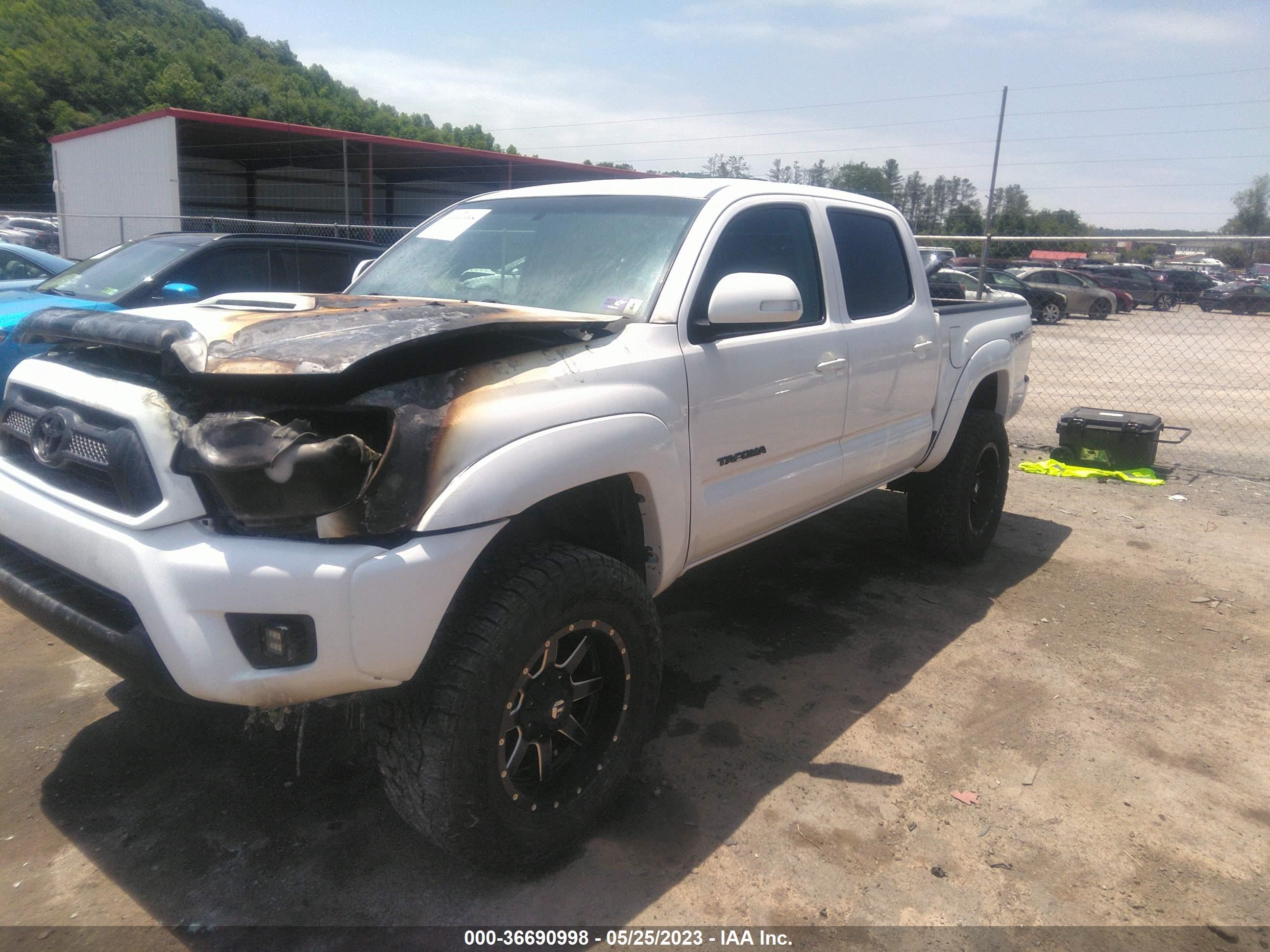 Photo 1 VIN: 3TMLU4EN1FM165901 - TOYOTA TACOMA 