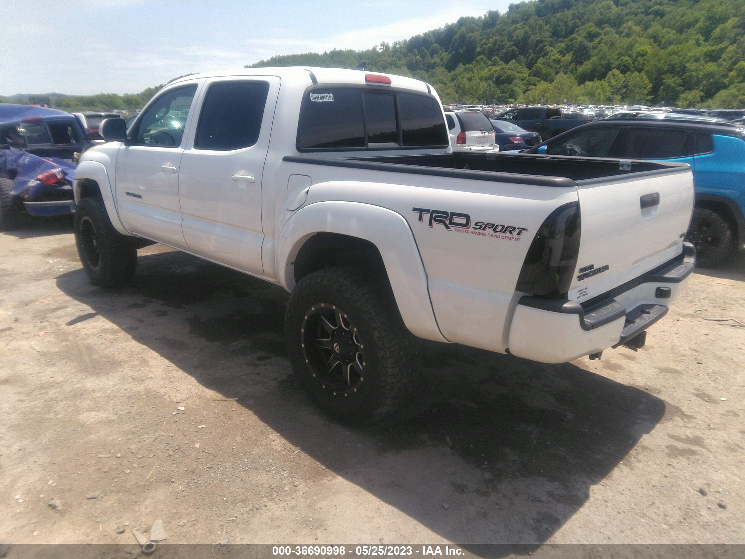 Photo 2 VIN: 3TMLU4EN1FM165901 - TOYOTA TACOMA 