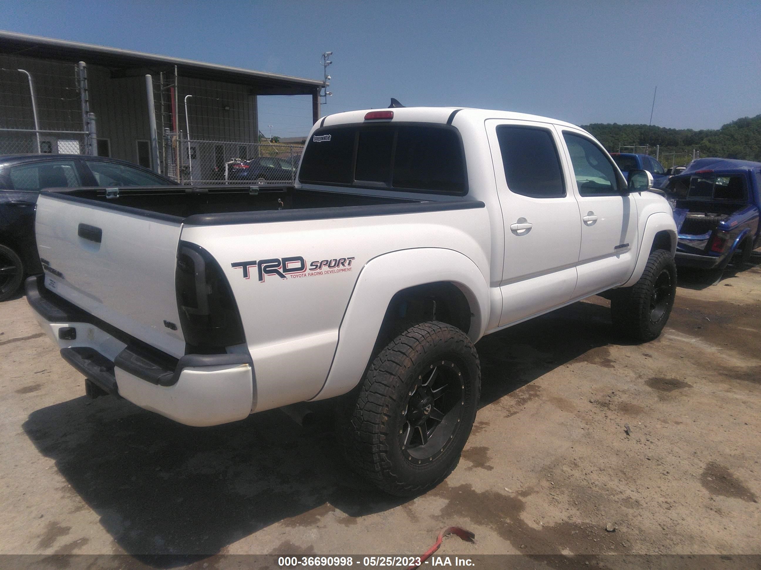 Photo 3 VIN: 3TMLU4EN1FM165901 - TOYOTA TACOMA 