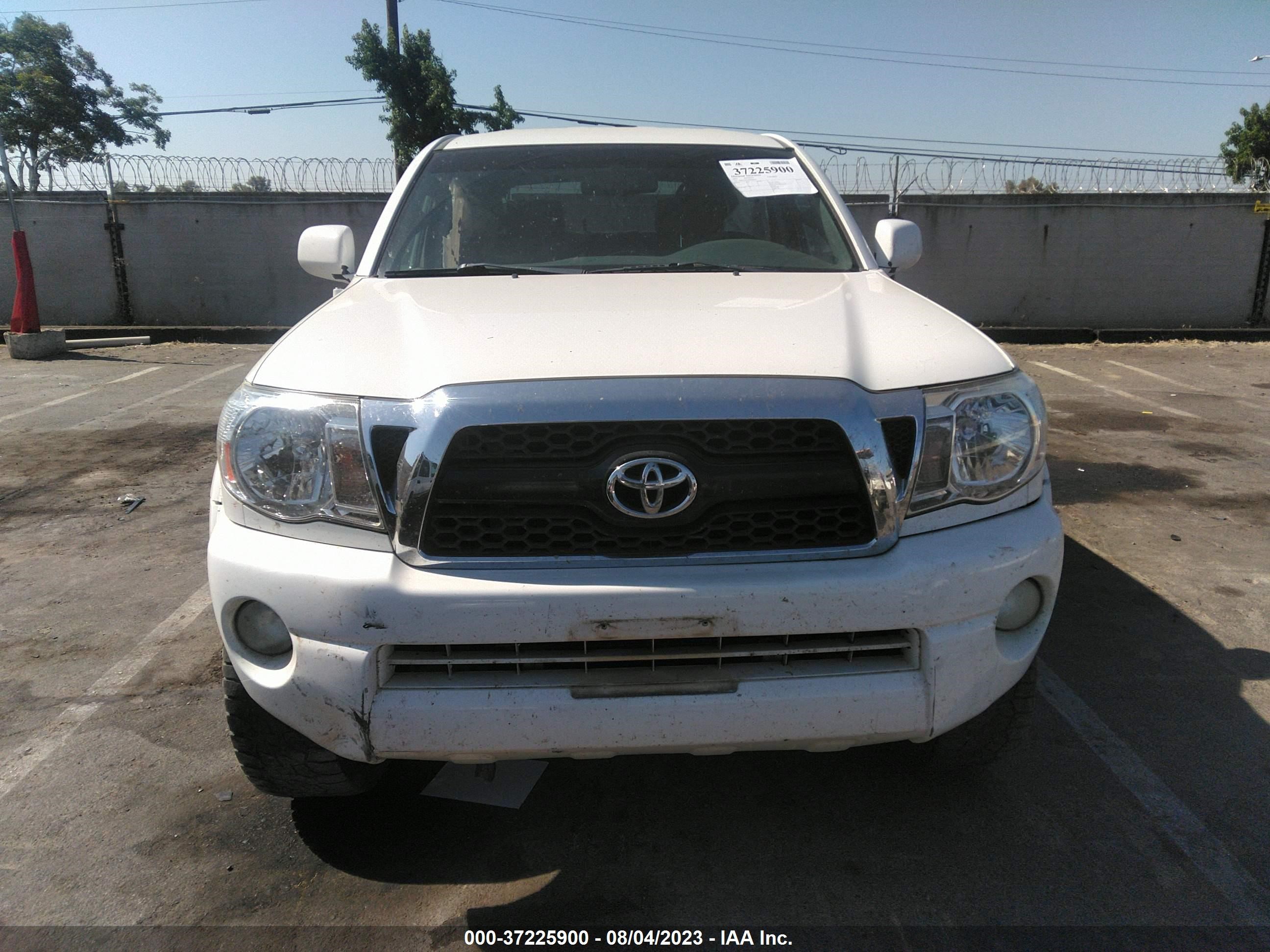 Photo 11 VIN: 3TMLU4EN3BM069956 - TOYOTA TACOMA 