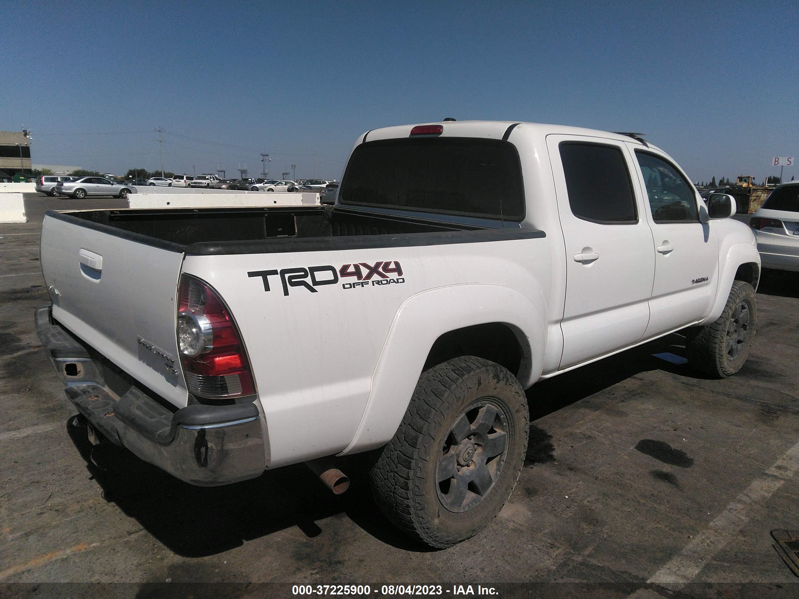 Photo 3 VIN: 3TMLU4EN3BM069956 - TOYOTA TACOMA 