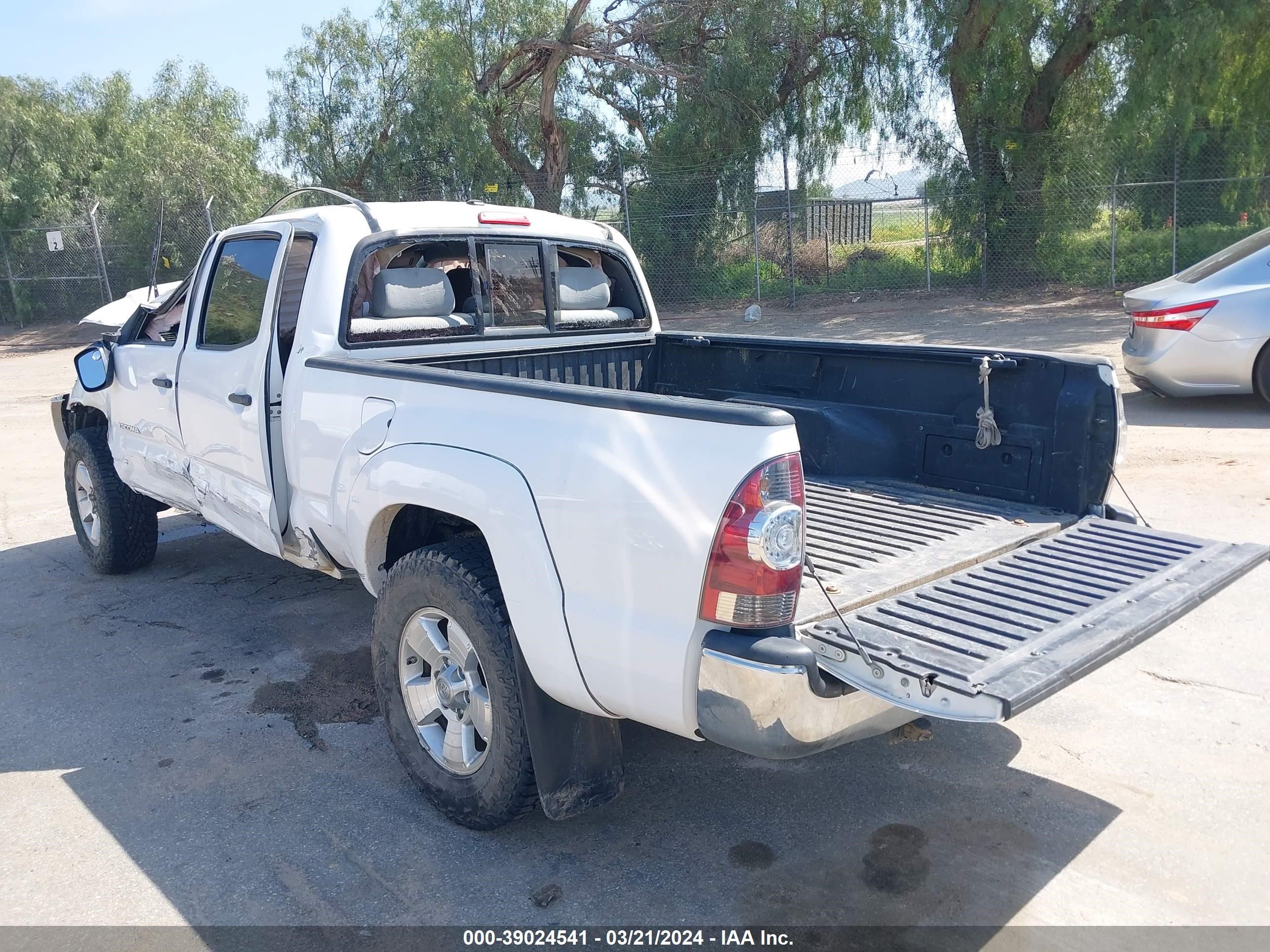 Photo 2 VIN: 3TMMU4FN4BM033020 - TOYOTA TACOMA 