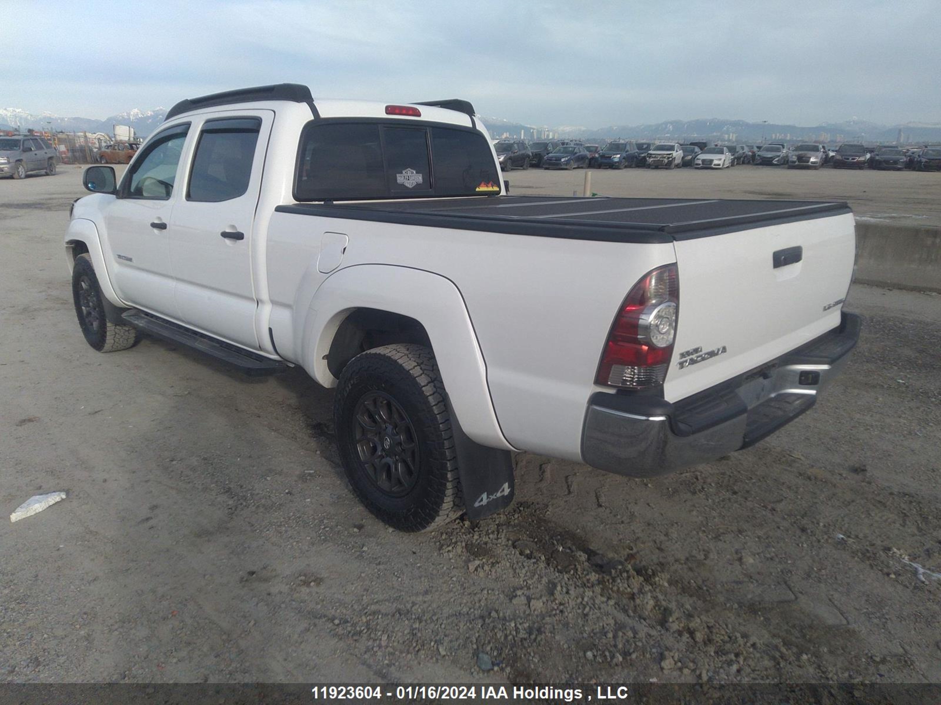 Photo 2 VIN: 3TMMU4FN6BM028739 - TOYOTA TACOMA 