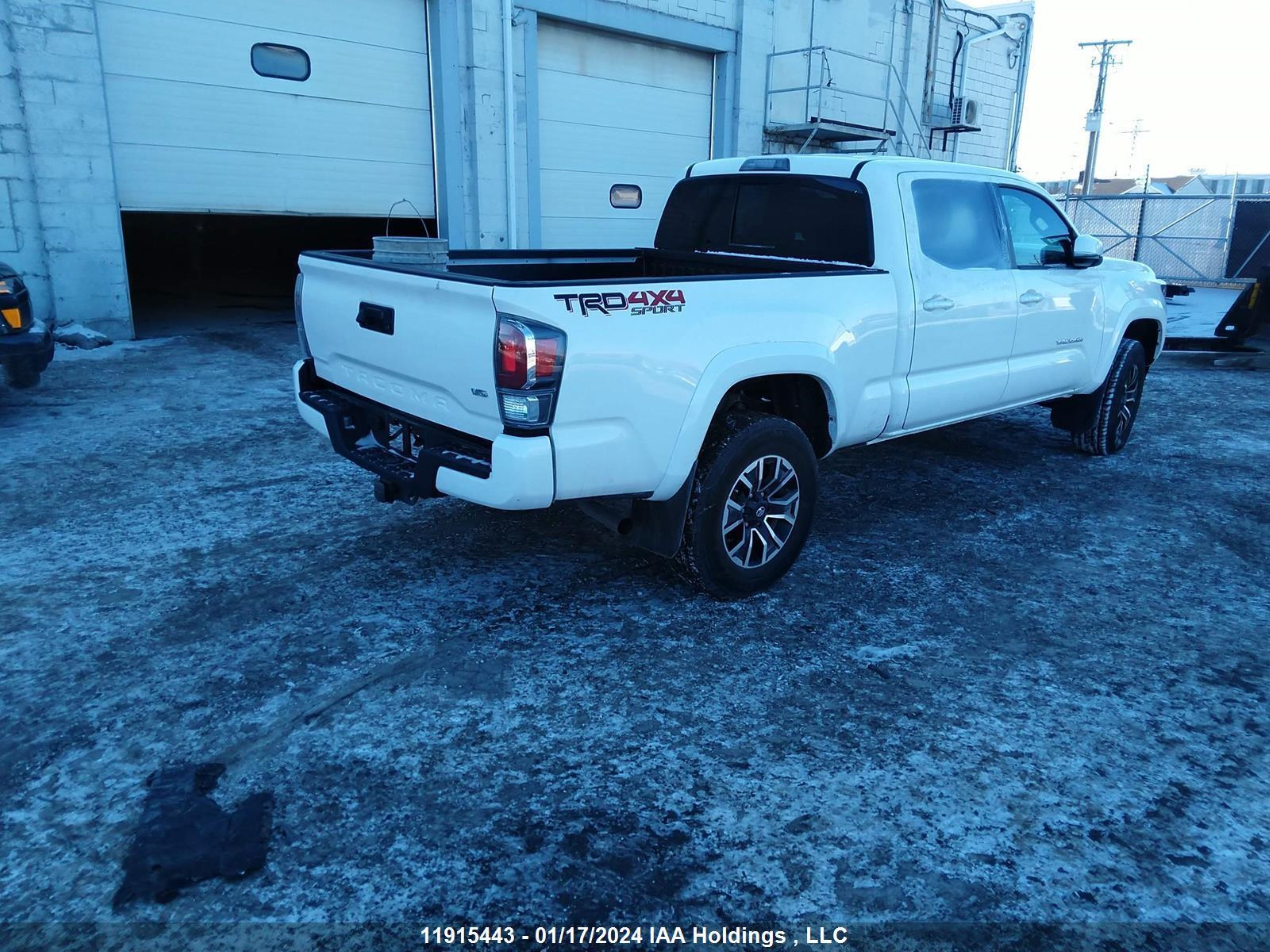 Photo 3 VIN: 3TYDZ5BN4PT033818 - TOYOTA TACOMA 