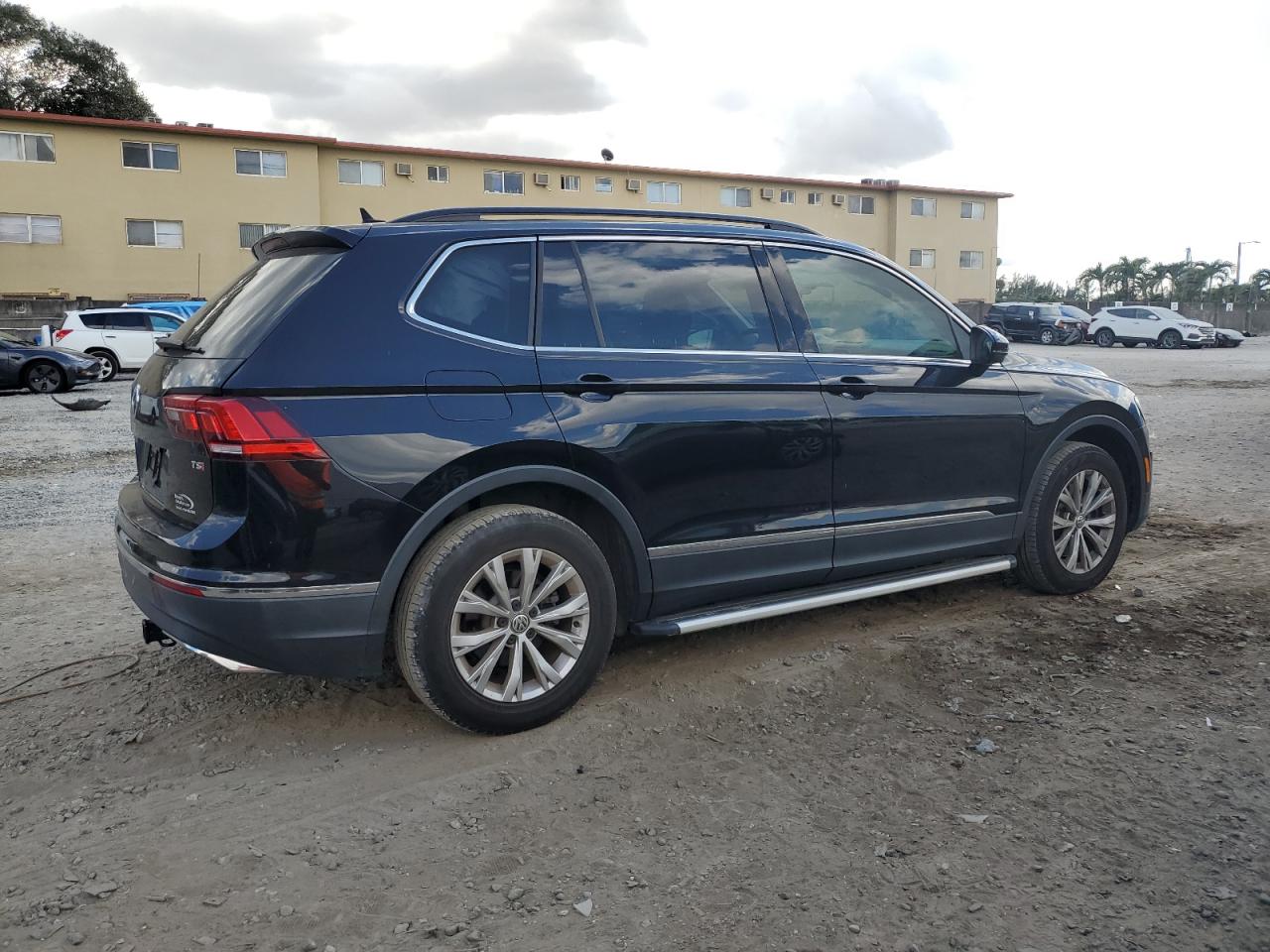 Photo 2 VIN: 3VV3B7AX0JM181662 - VOLKSWAGEN TIGUAN SE 