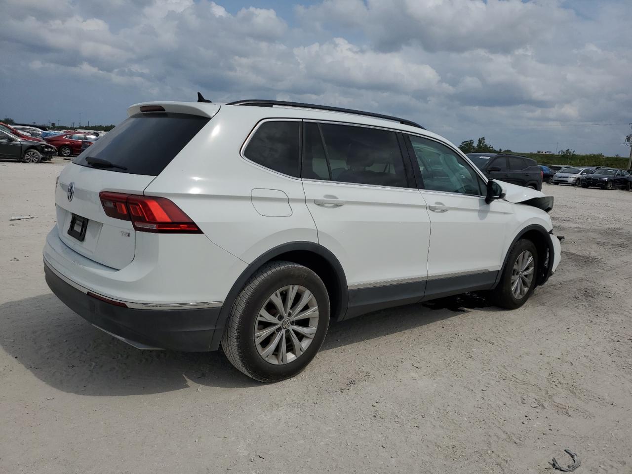 Photo 2 VIN: 3VV3B7AX8JM074262 - VOLKSWAGEN TIGUAN 