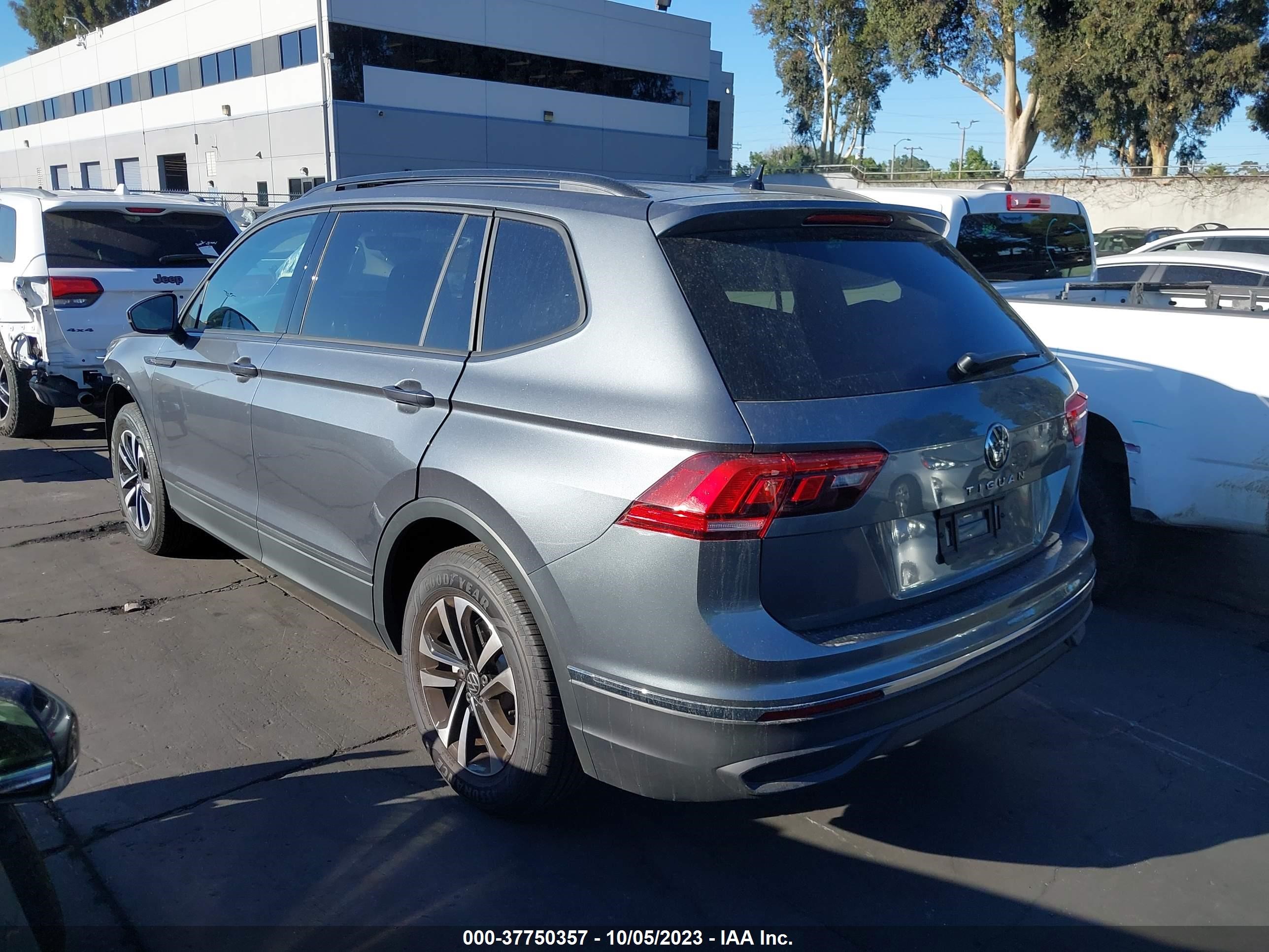 Photo 2 VIN: 3VVRB7AX8PM109823 - VOLKSWAGEN TIGUAN 