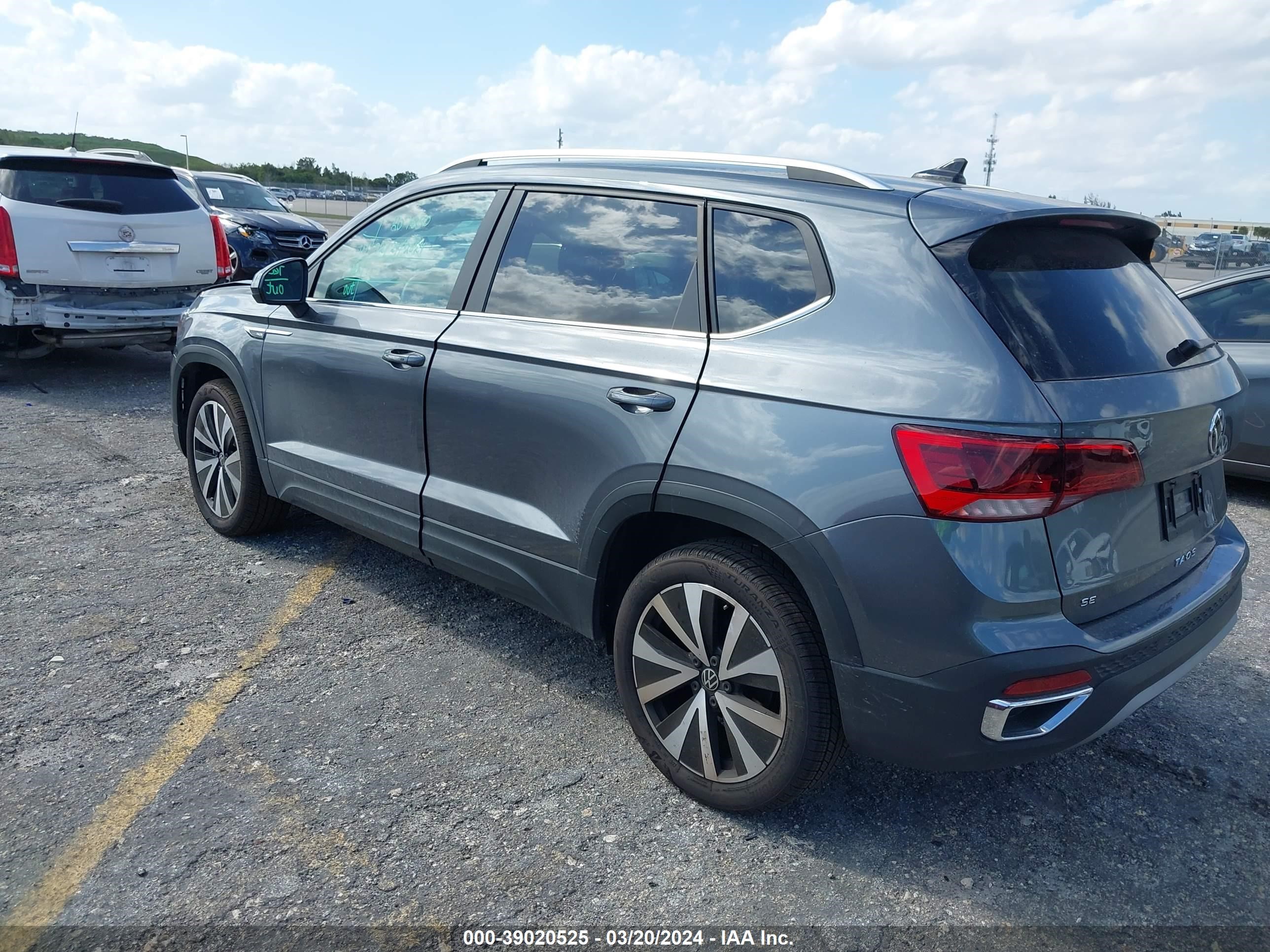 Photo 2 VIN: 3VVSX7B24RM037673 - VOLKSWAGEN TAOS 