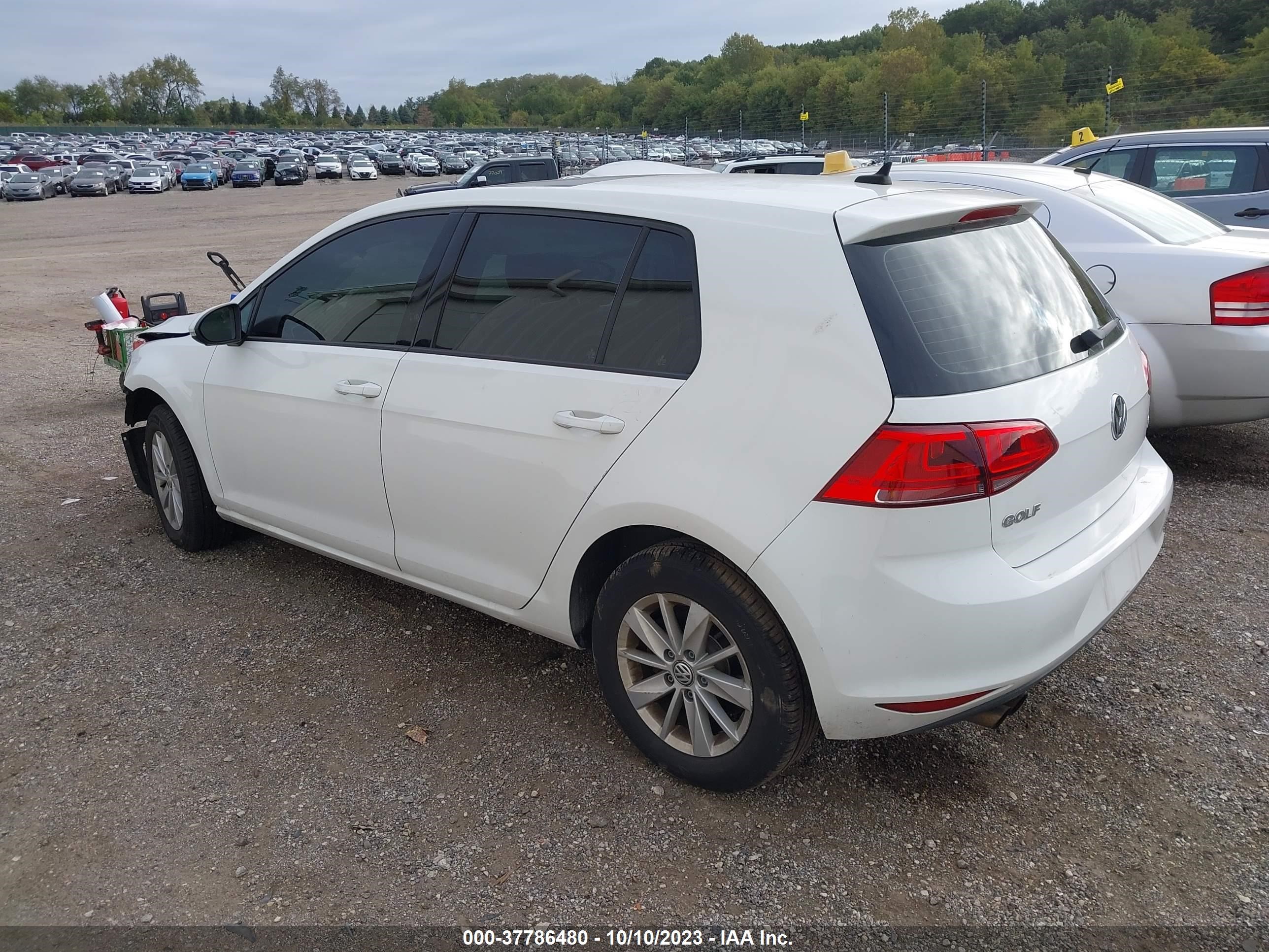 Photo 2 VIN: 3VW217AU5GM035105 - VOLKSWAGEN GOLF 