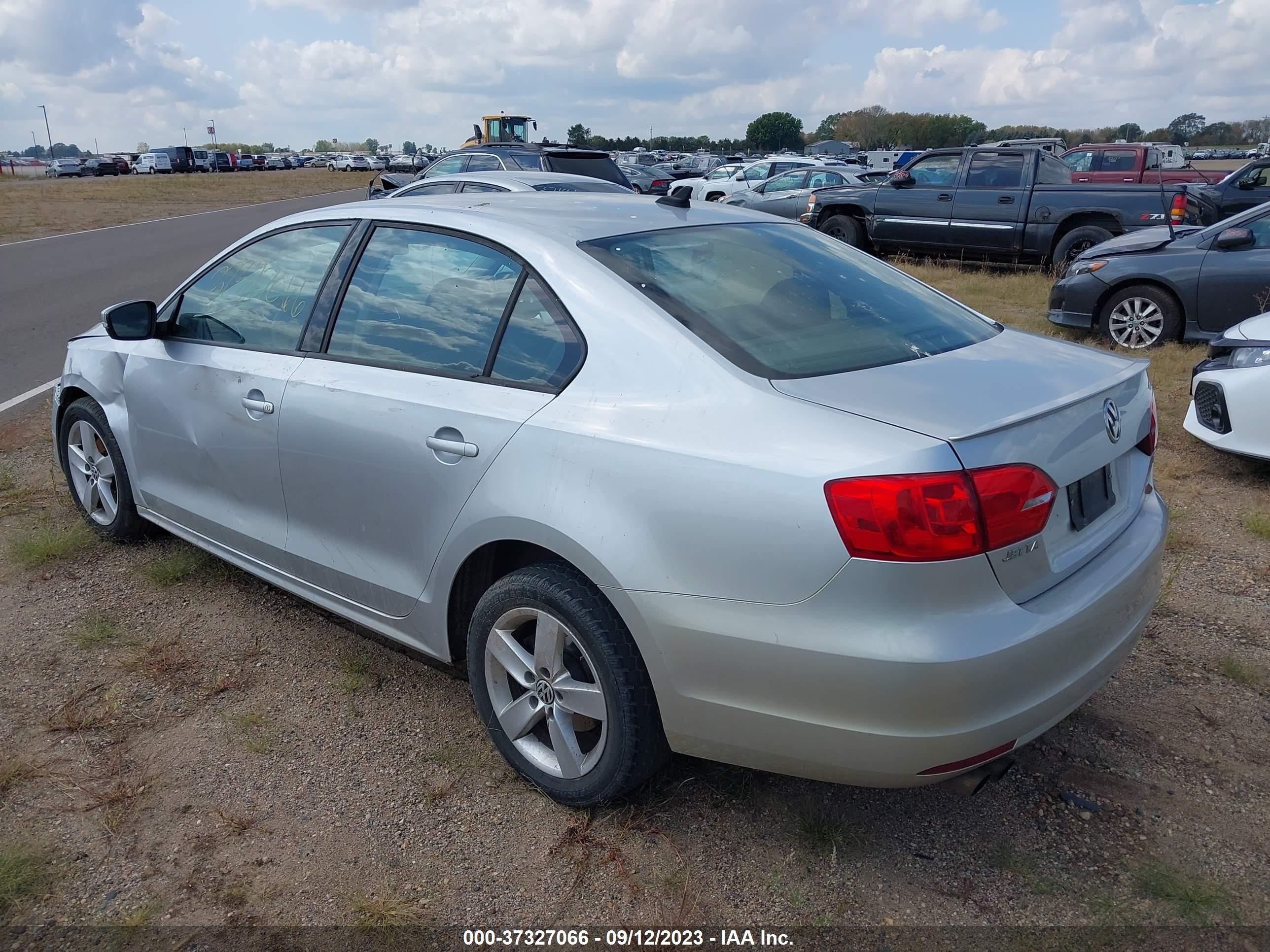 Photo 2 VIN: 3VW3L7AJ7BM094847 - VOLKSWAGEN JETTA 