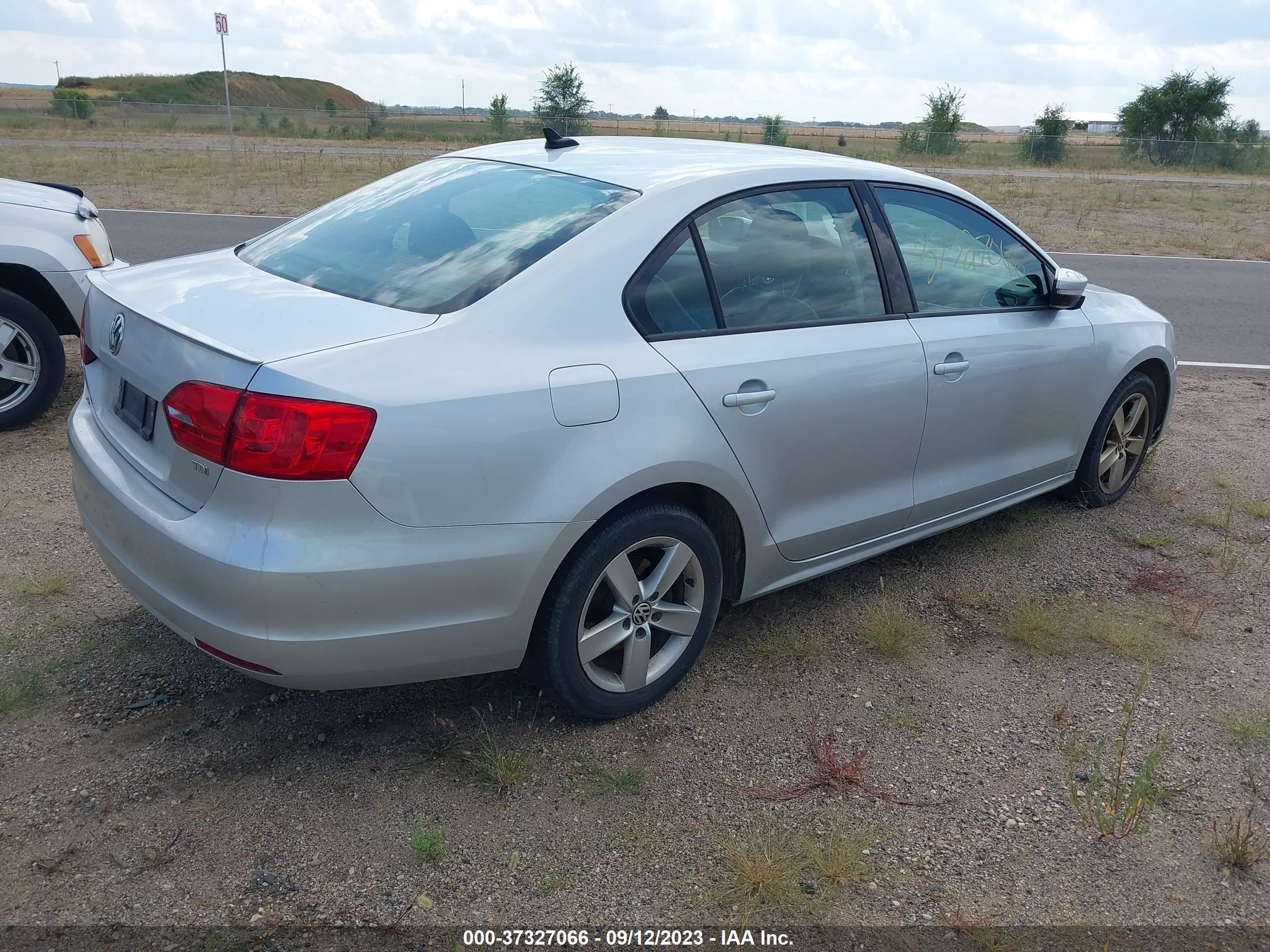 Photo 3 VIN: 3VW3L7AJ7BM094847 - VOLKSWAGEN JETTA 