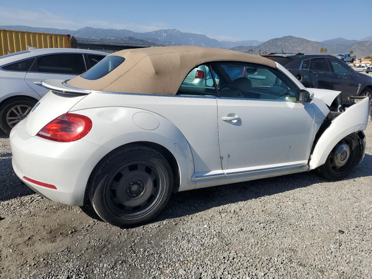 Photo 2 VIN: 3VW517AT3FM811007 - VOLKSWAGEN BEETLE 