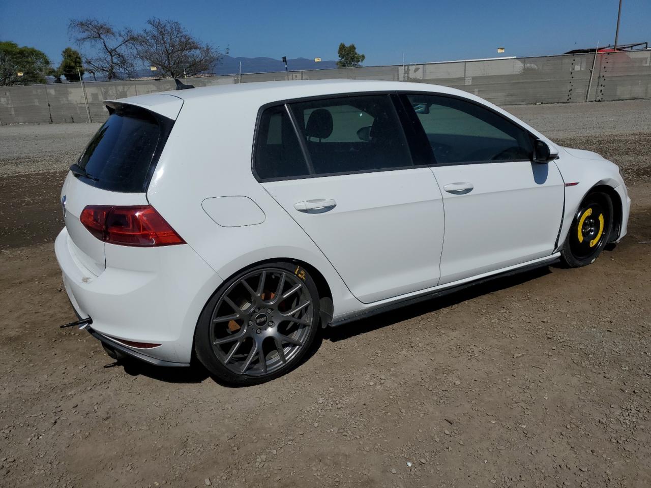 Photo 2 VIN: 3VW5T7AUXHM028997 - VOLKSWAGEN GTI 