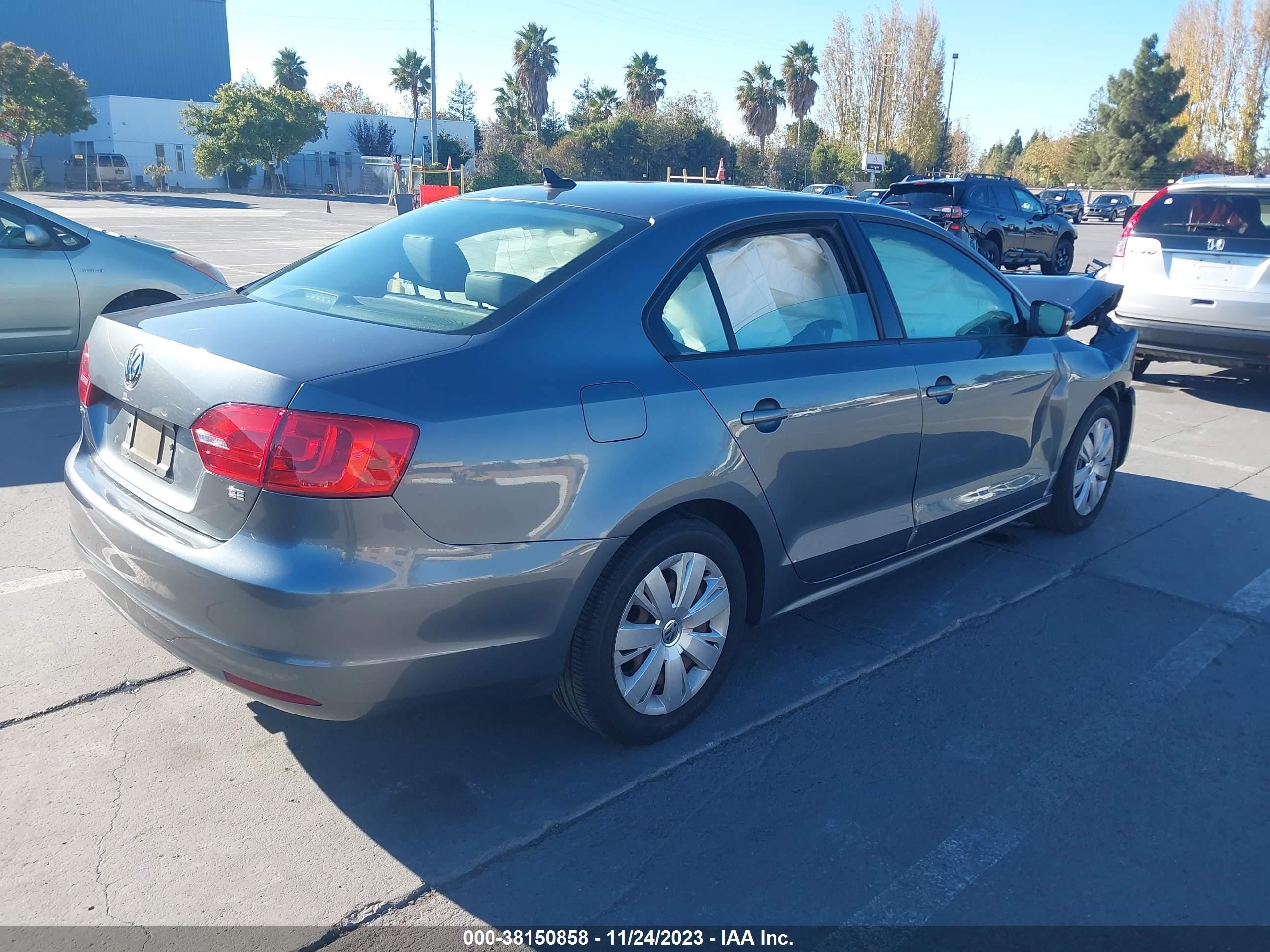 Photo 3 VIN: 3VWB17AJ5EM223190 - VOLKSWAGEN JETTA 