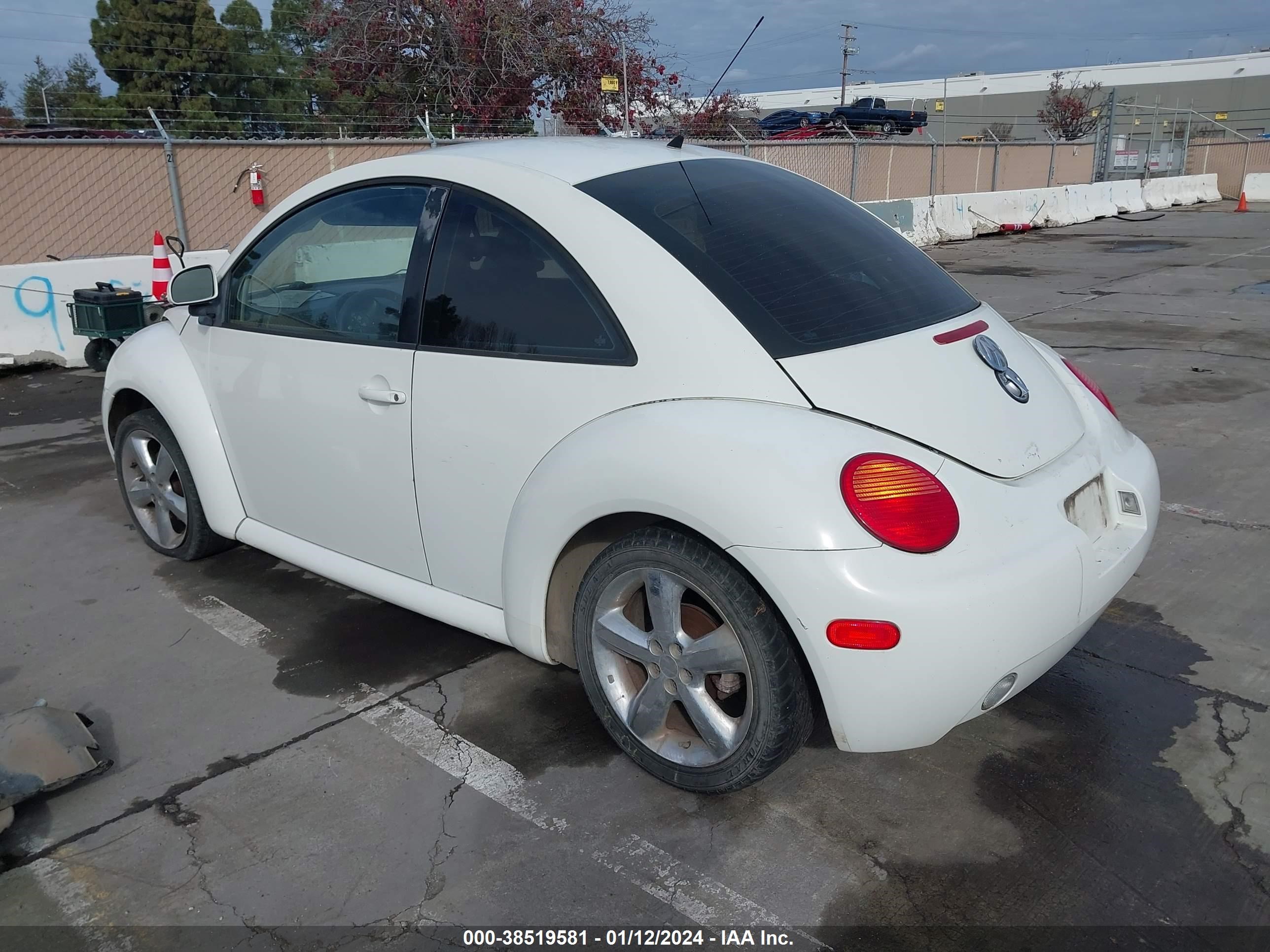 Photo 2 VIN: 3VWBB61C9WM041583 - VOLKSWAGEN BEETLE 