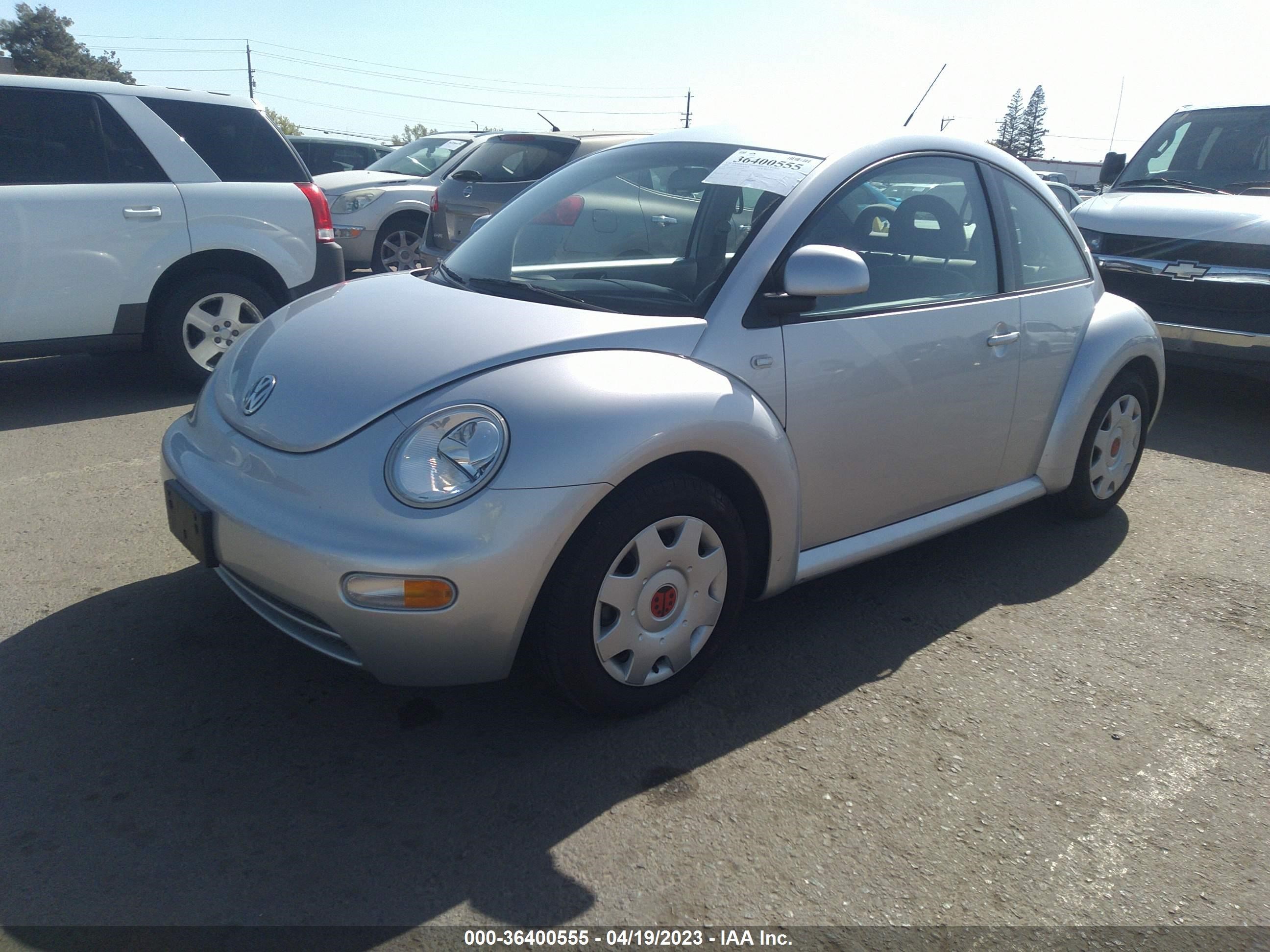 Photo 1 VIN: 3VWBC21C3YM474017 - VOLKSWAGEN BEETLE 