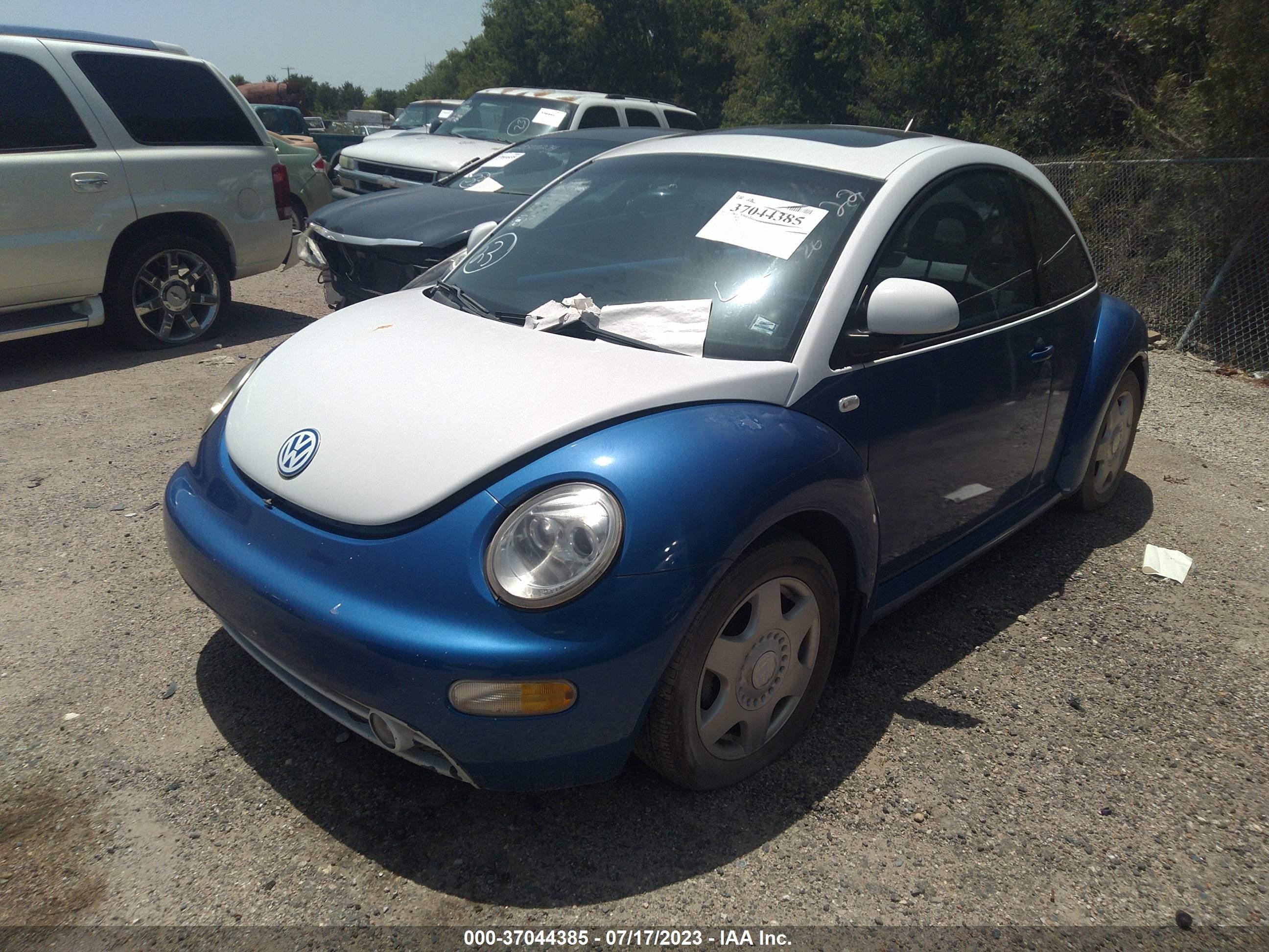 Photo 1 VIN: 3VWCA21C2YM500777 - VOLKSWAGEN BEETLE 