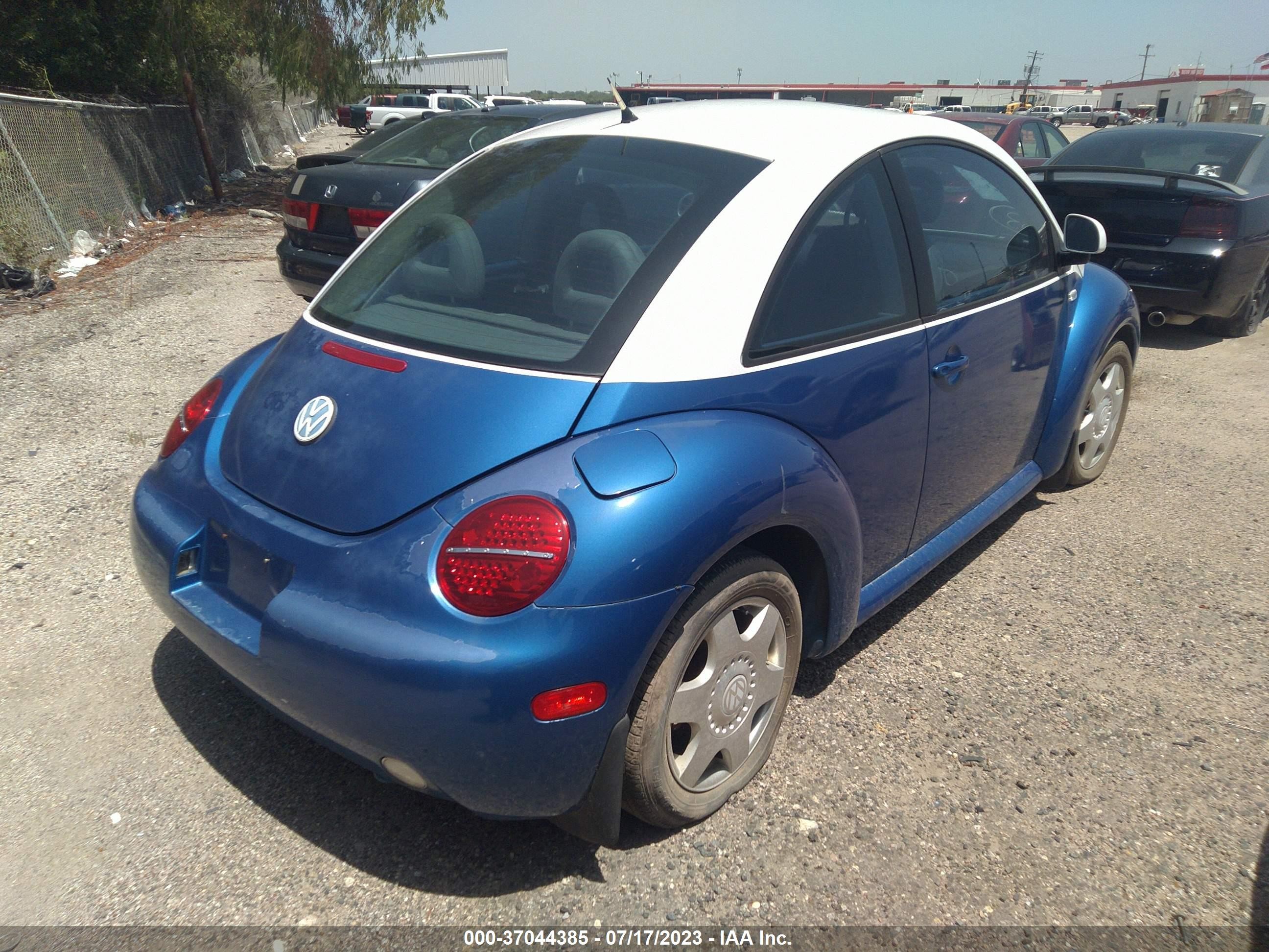 Photo 3 VIN: 3VWCA21C2YM500777 - VOLKSWAGEN BEETLE 