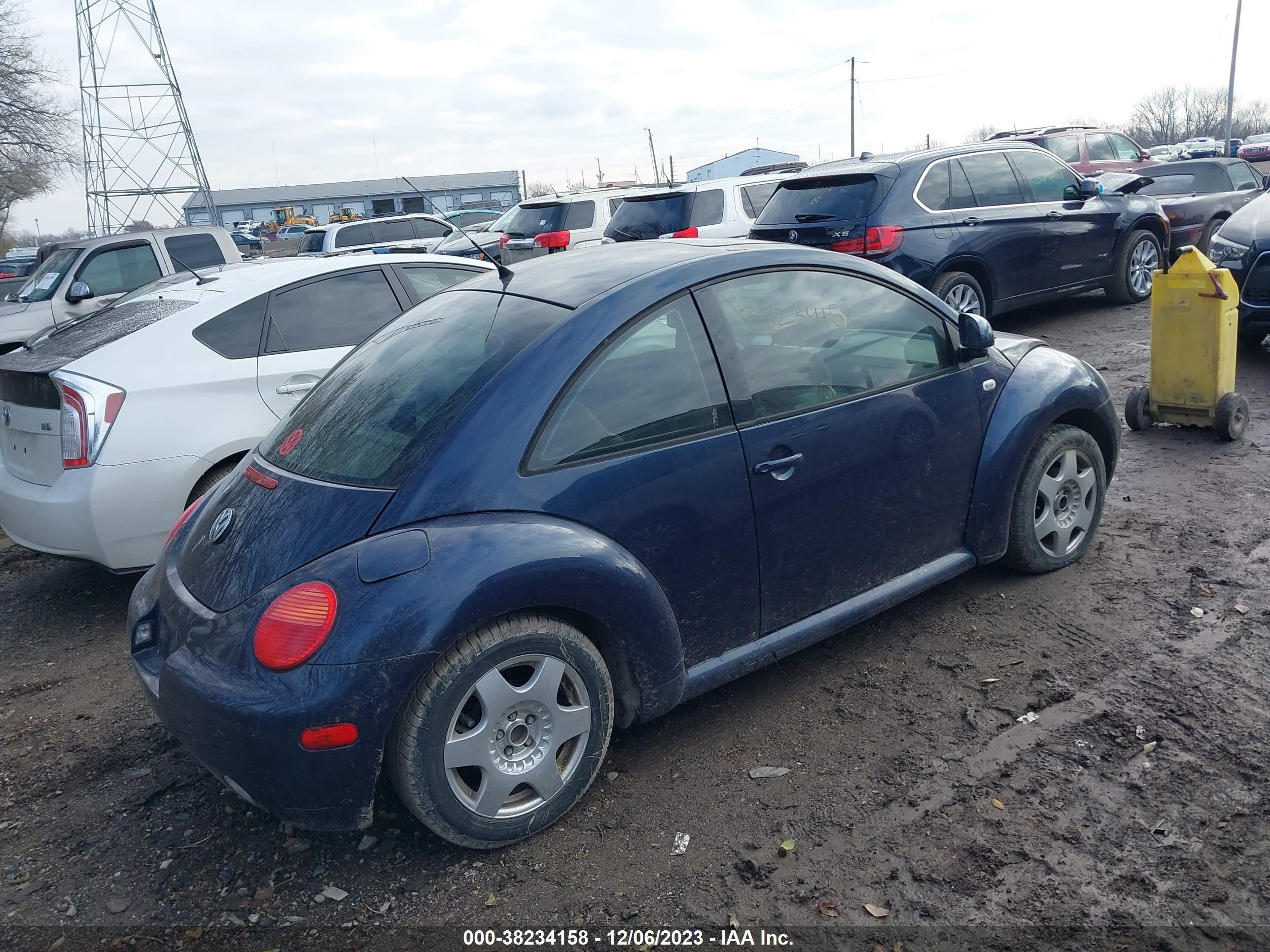 Photo 3 VIN: 3VWCA21C3YM487862 - VOLKSWAGEN BEETLE 