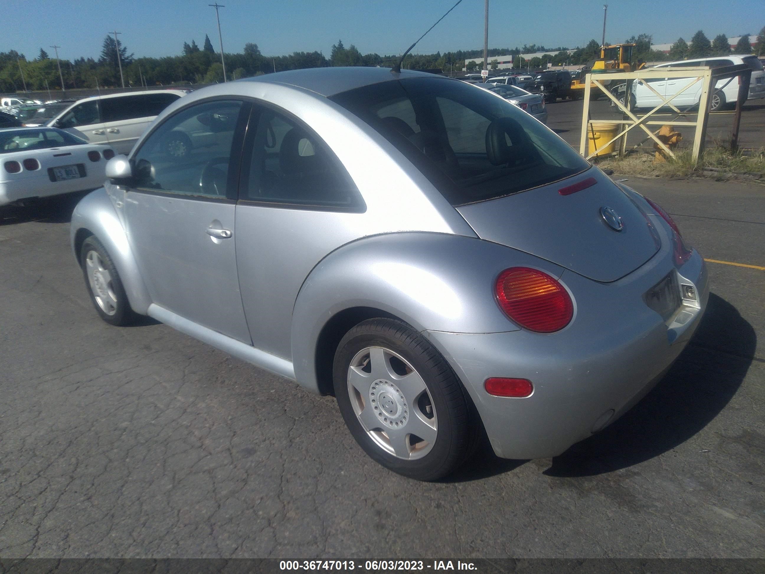 Photo 2 VIN: 3VWCA21C3YM491071 - VOLKSWAGEN BEETLE 