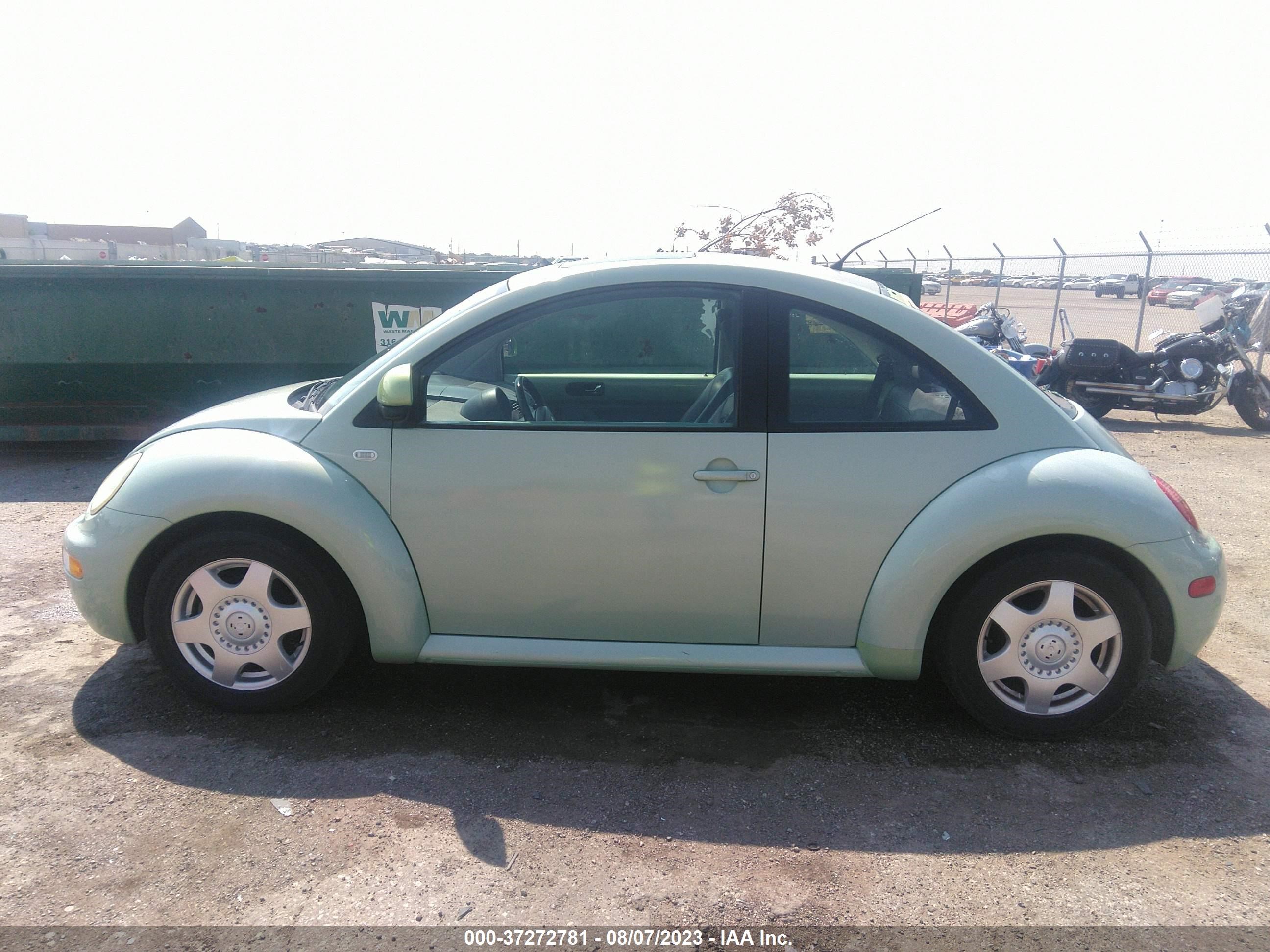 Photo 13 VIN: 3VWCA21C4YM500957 - VOLKSWAGEN BEETLE 